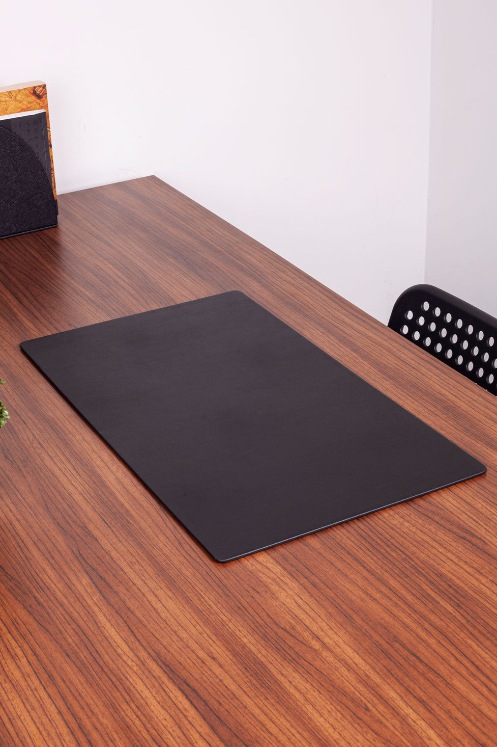 حصيرة مكتب جلدية سوداء سادة مقاس 60 × 35 سم