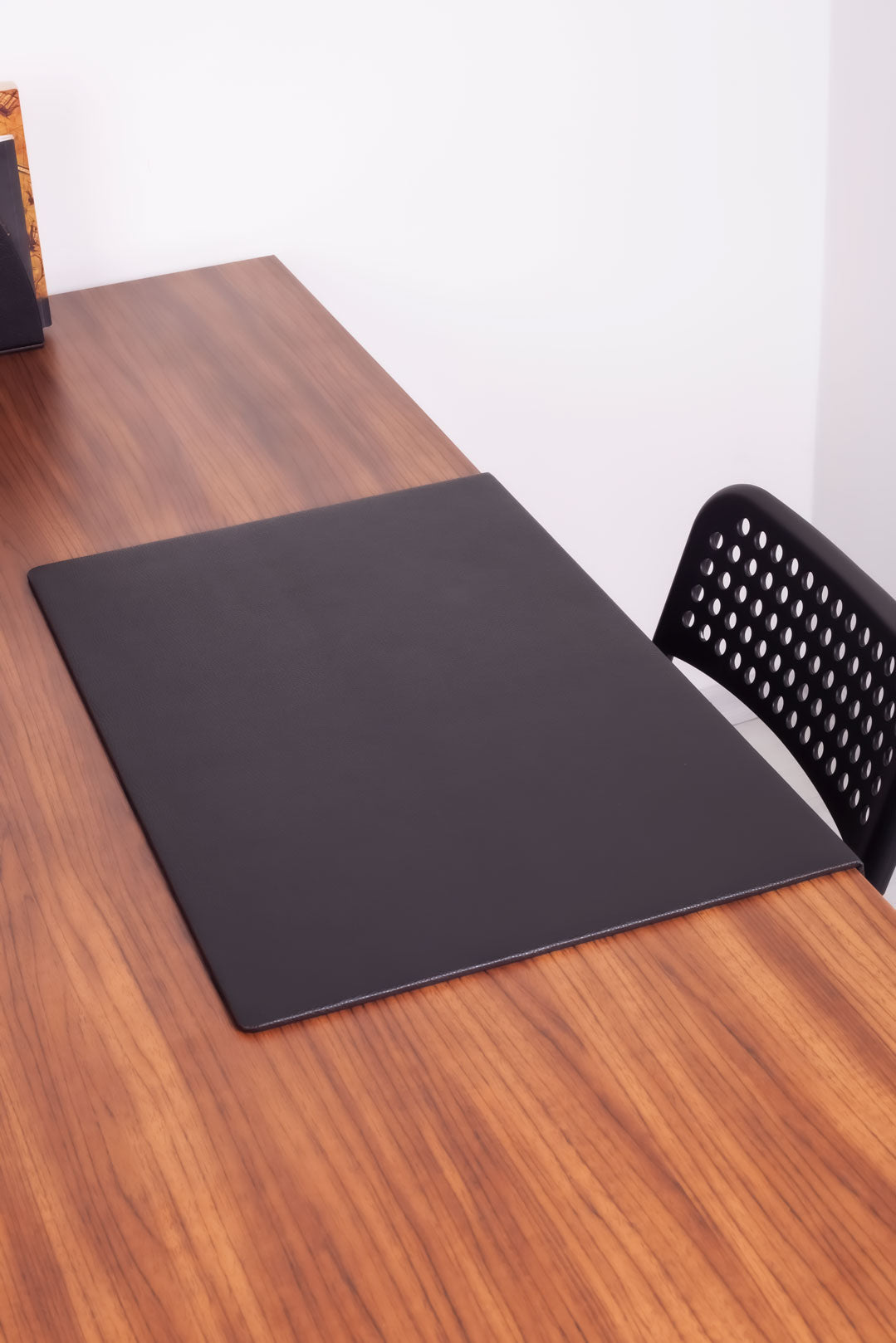 حصيرة مكتب جلدية سوداء سادة مع حماية الحواف 60 × 40 سم