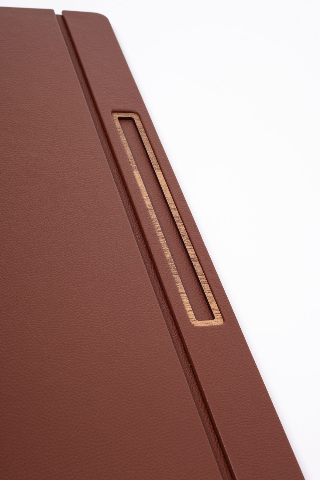 مكتب مغطى بالجلد، بني داكن، تفاصيل خشبية، مقاس 50 × 35 سم