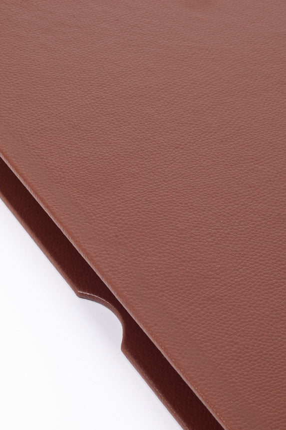 مكتب مغطى بالجلد، بني داكن، تفاصيل خشبية، مقاس 50 × 35 سم