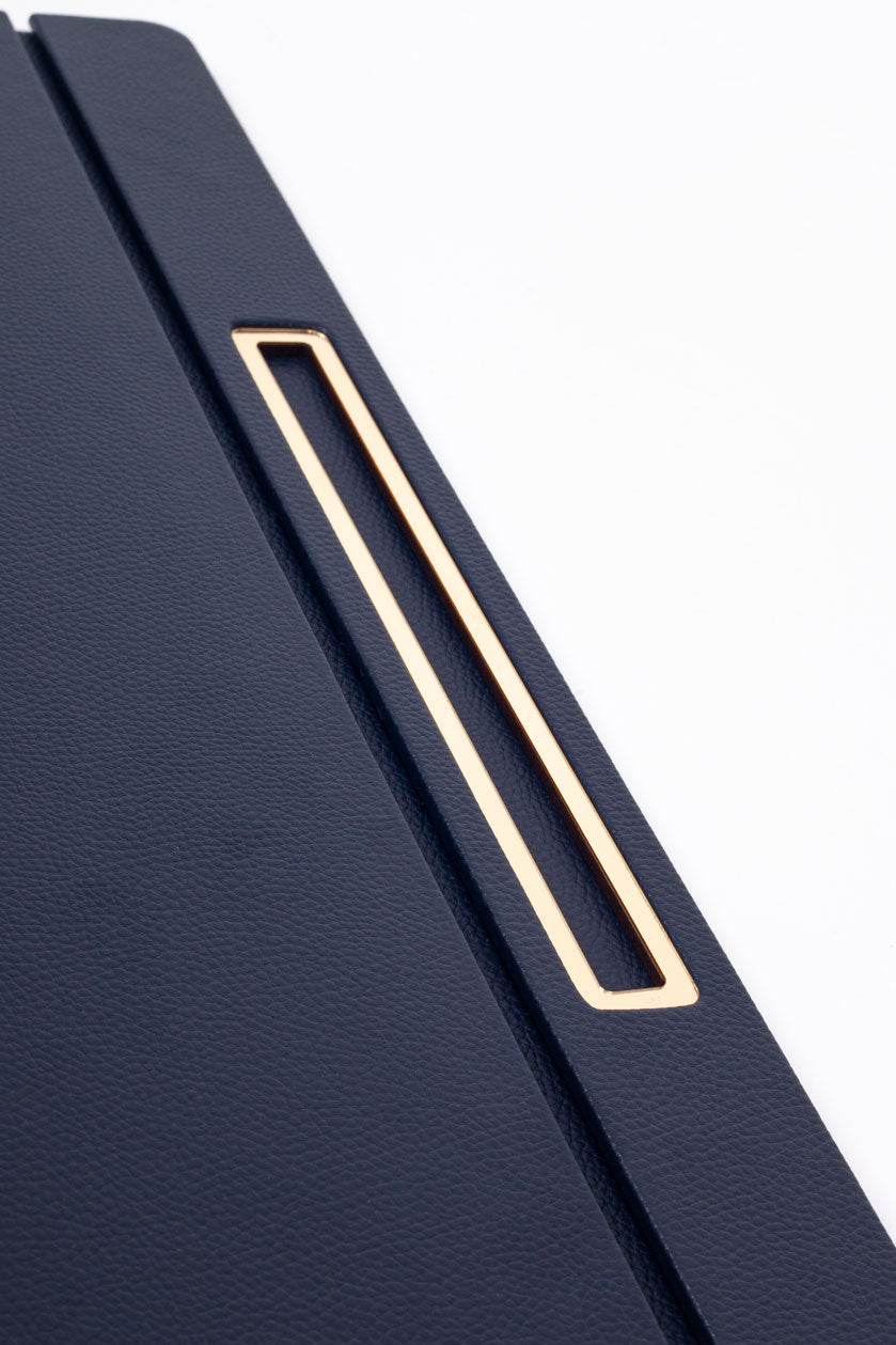 مكتب مغطى بالجلد، مكتب لاكفيت، بتفاصيل ذهبية، مقاس 50 × 35 سم.