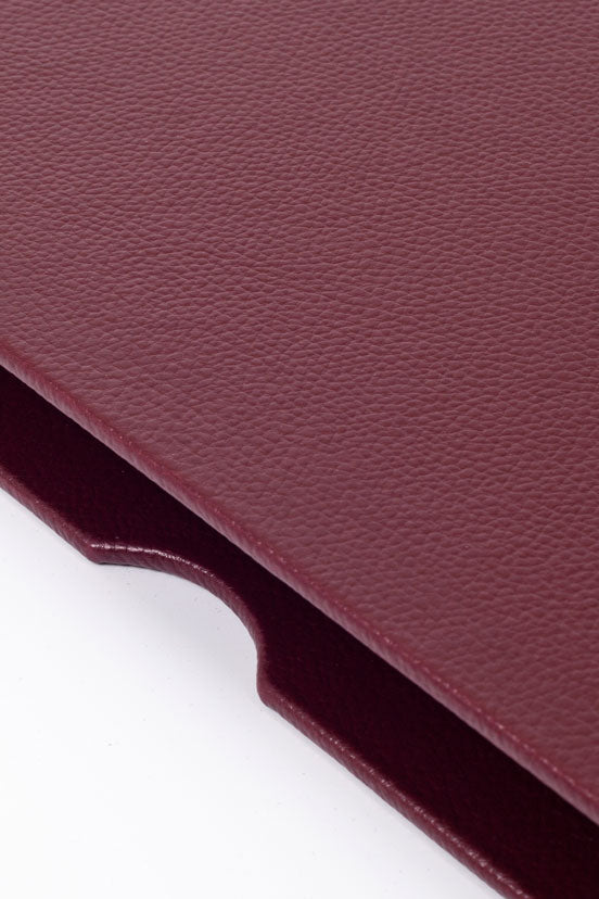 مكتب مغطى بالجلد، أحمر كاردينال، مزود بتفاصيل ذهبية، مقاس 50 × 35 سم.