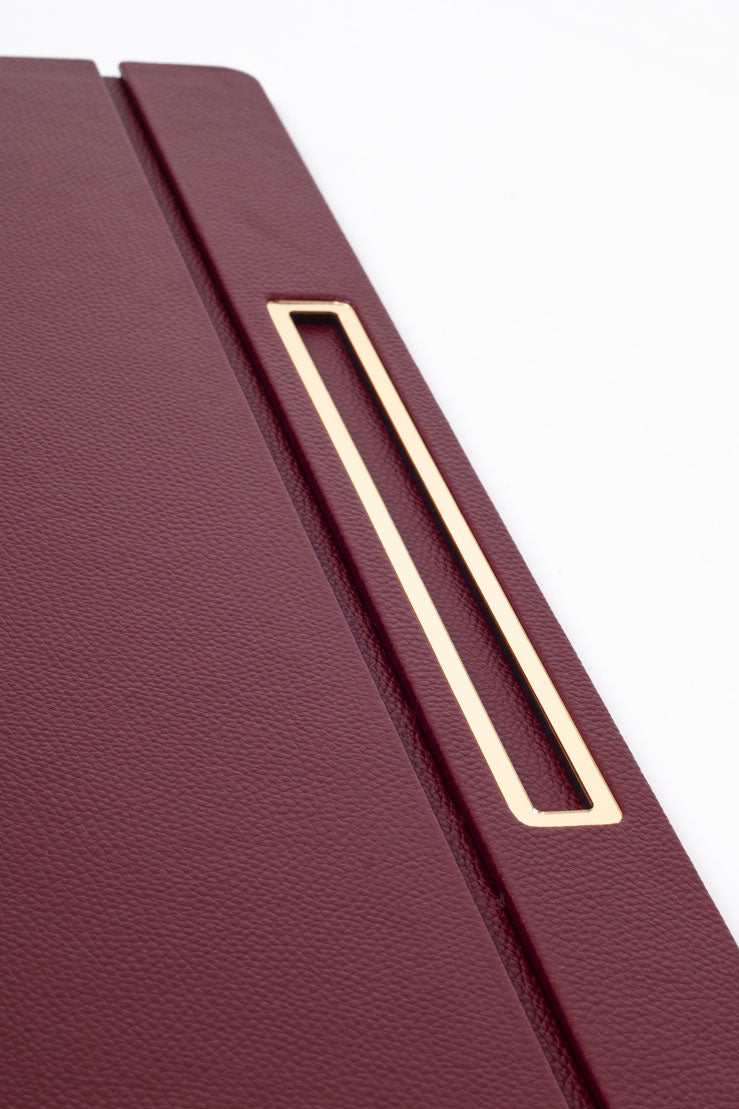 مكتب مغطى بالجلد، أحمر كاردينال، مزود بتفاصيل ذهبية، مقاس 50 × 35 سم.