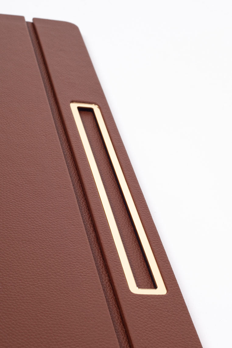 مكتب مغطى بالجلد، لون ذهبي، تفاصيل دقيقة، مقاس 50x35 سم.