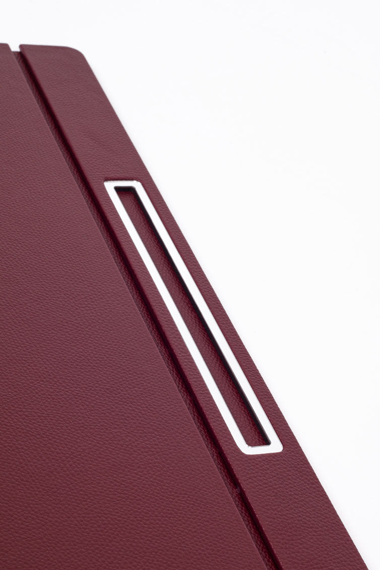 مكتب مغطى بالجلد، أحمر كاردينال، مزود بتفاصيل كروم، مقاس 50 × 35 سم.