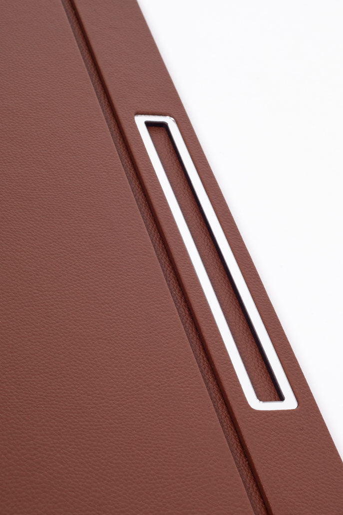 مكتب مغطى بالجلد، بني محمر، مزود بتفاصيل كروم، مقاس 50 × 35 سم.