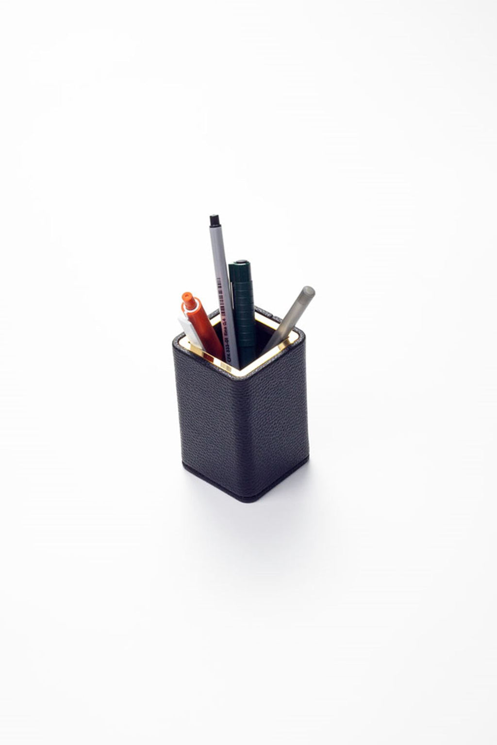 لوحة اسم مكتبية من الجلد، منظم أسود ذهبي مزود بساعة وحامل أقلام مفصل.