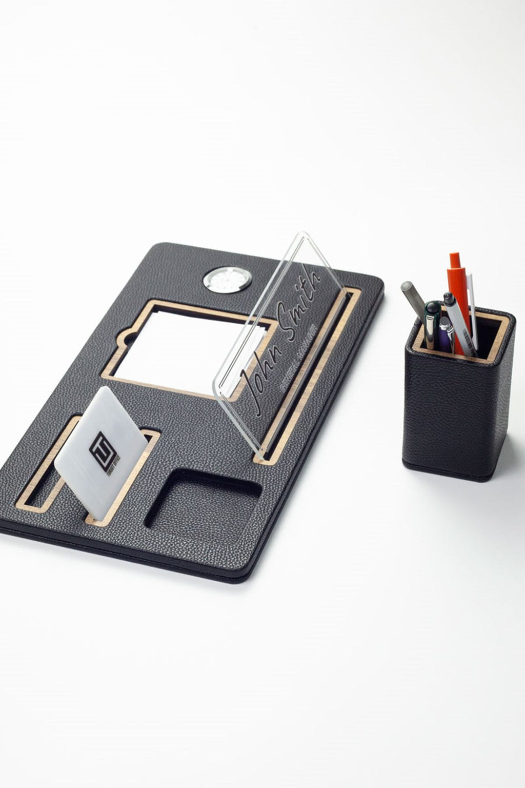 لوحة اسم مكتبية مصنوعة من الجلد، منظم خشبي أسود، ساعة مفصلة حامل أقلام.