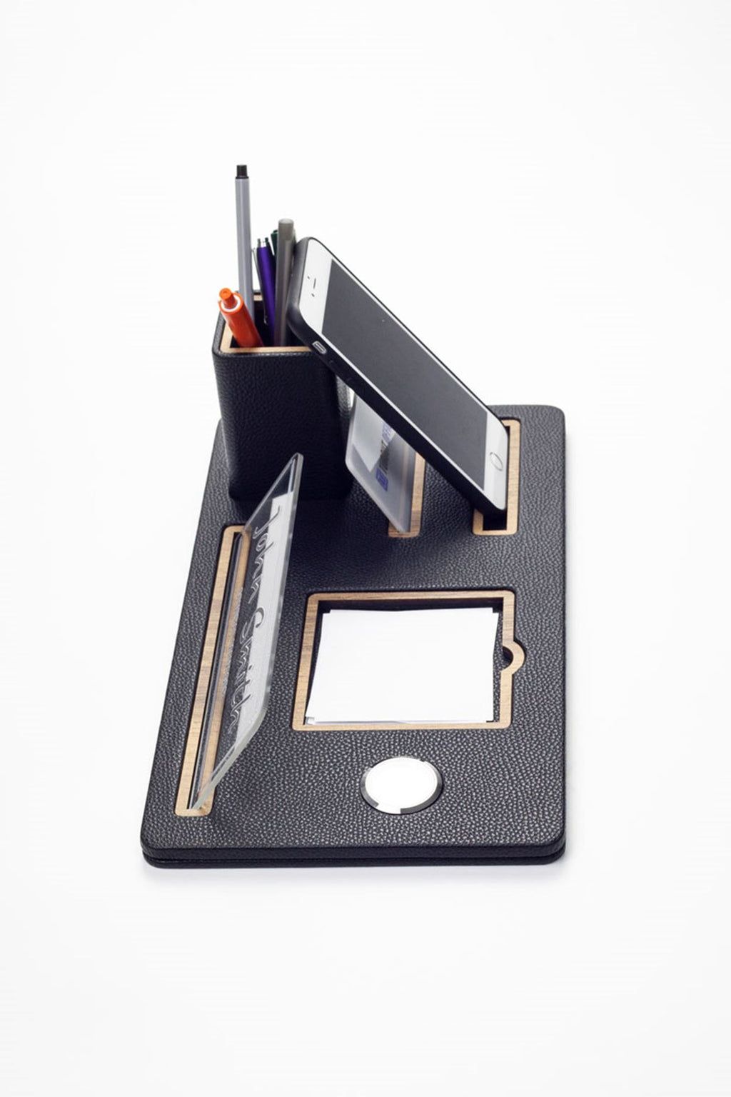 لوحة اسم مكتبية مصنوعة من الجلد، منظم خشبي أسود، ساعة مفصلة حامل أقلام.