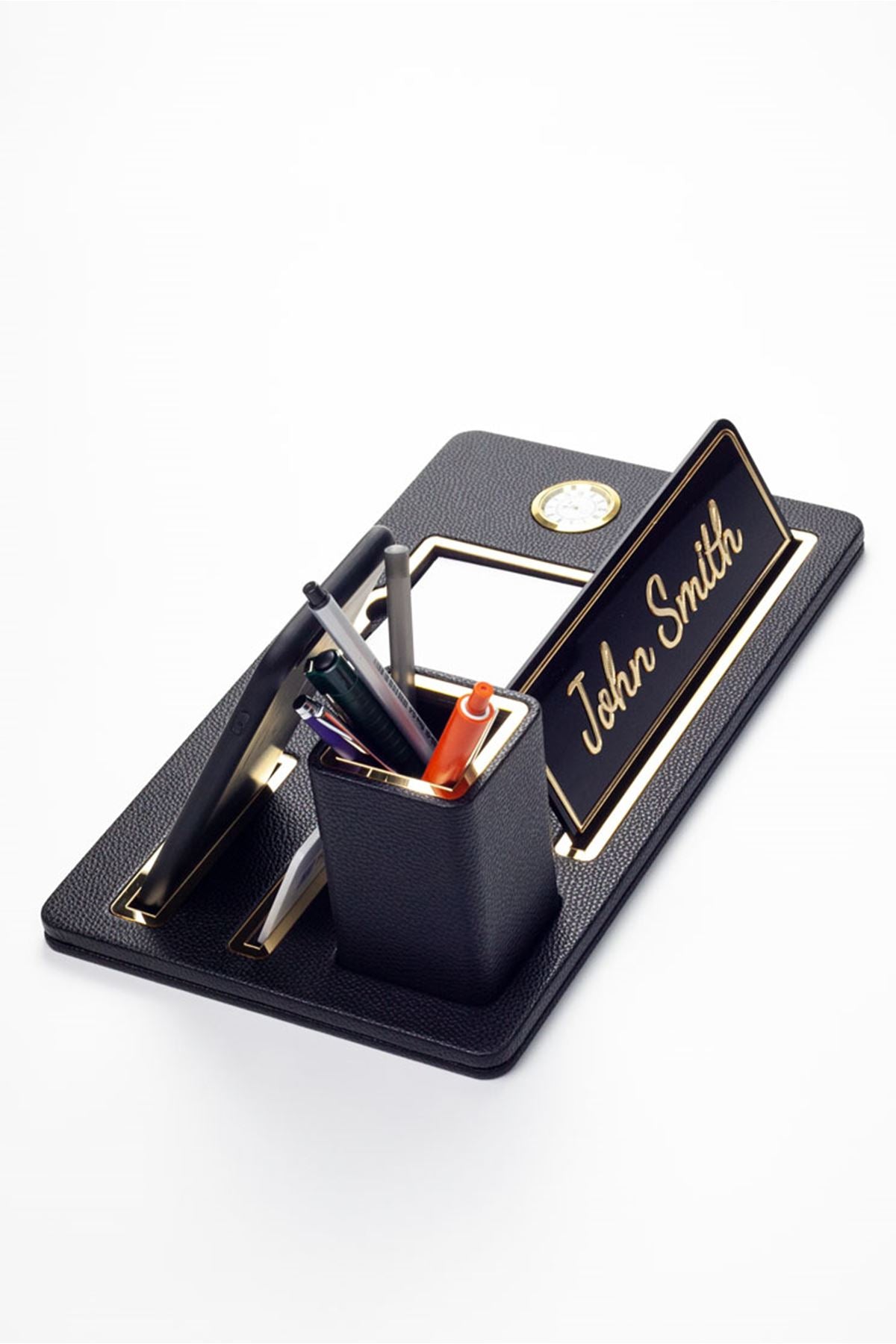 لوحة اسم مكتبية من الجلد، منظم أسود ذهبي مزود بساعة وحامل أقلام مفصل.