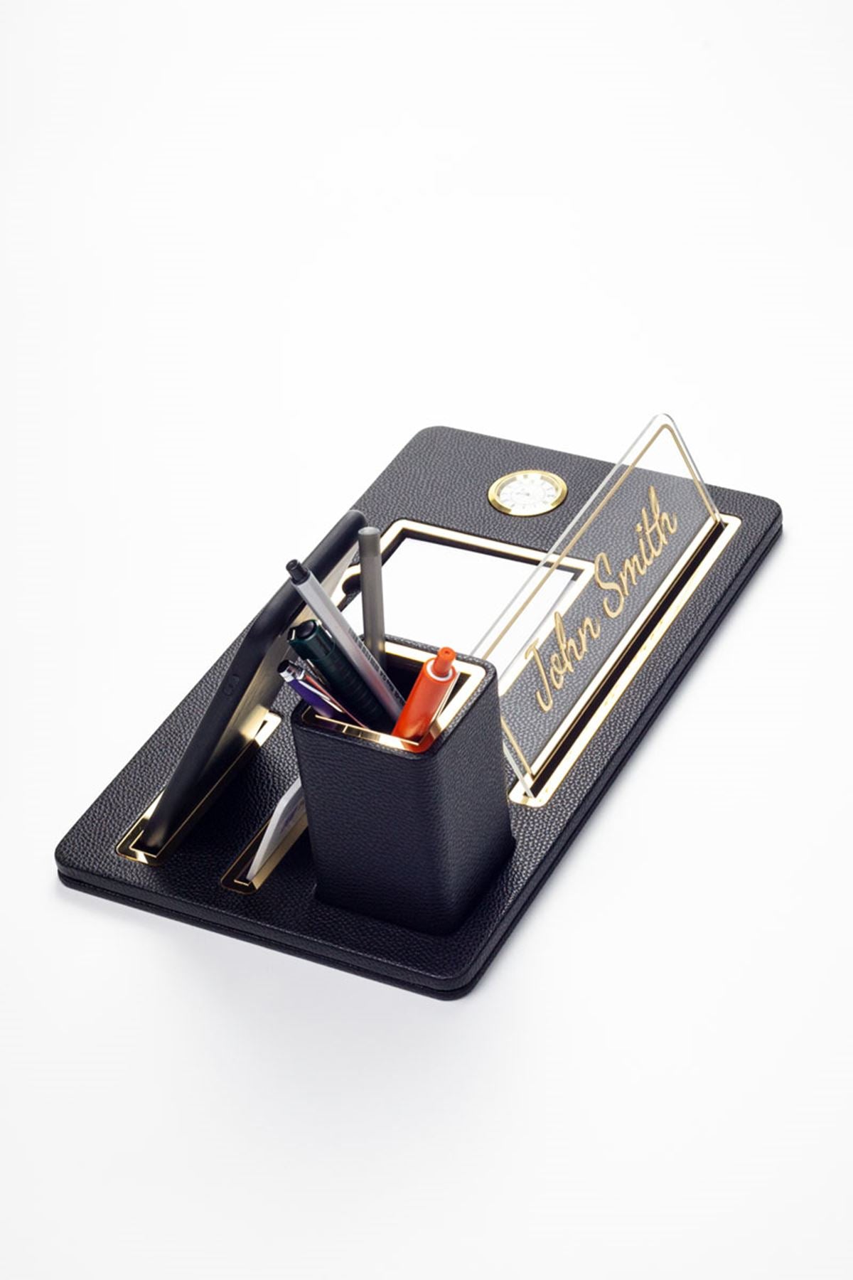 لوحة اسم مكتبية من الجلد، منظم أسود ذهبي مزود بساعة وحامل أقلام مفصل.