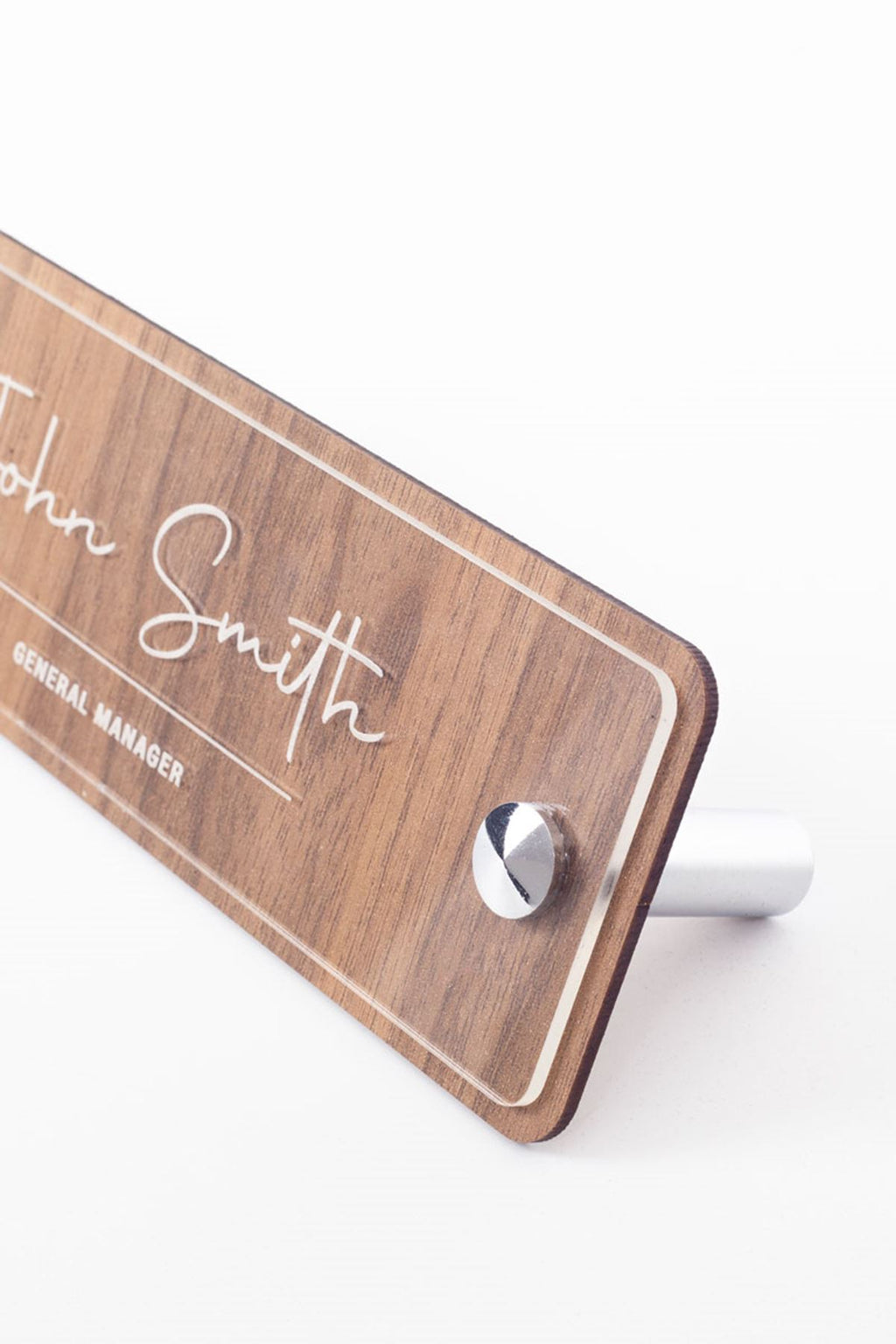 حامل اسم خشبي للمكتب، نقش ليزري كروم مفصل.