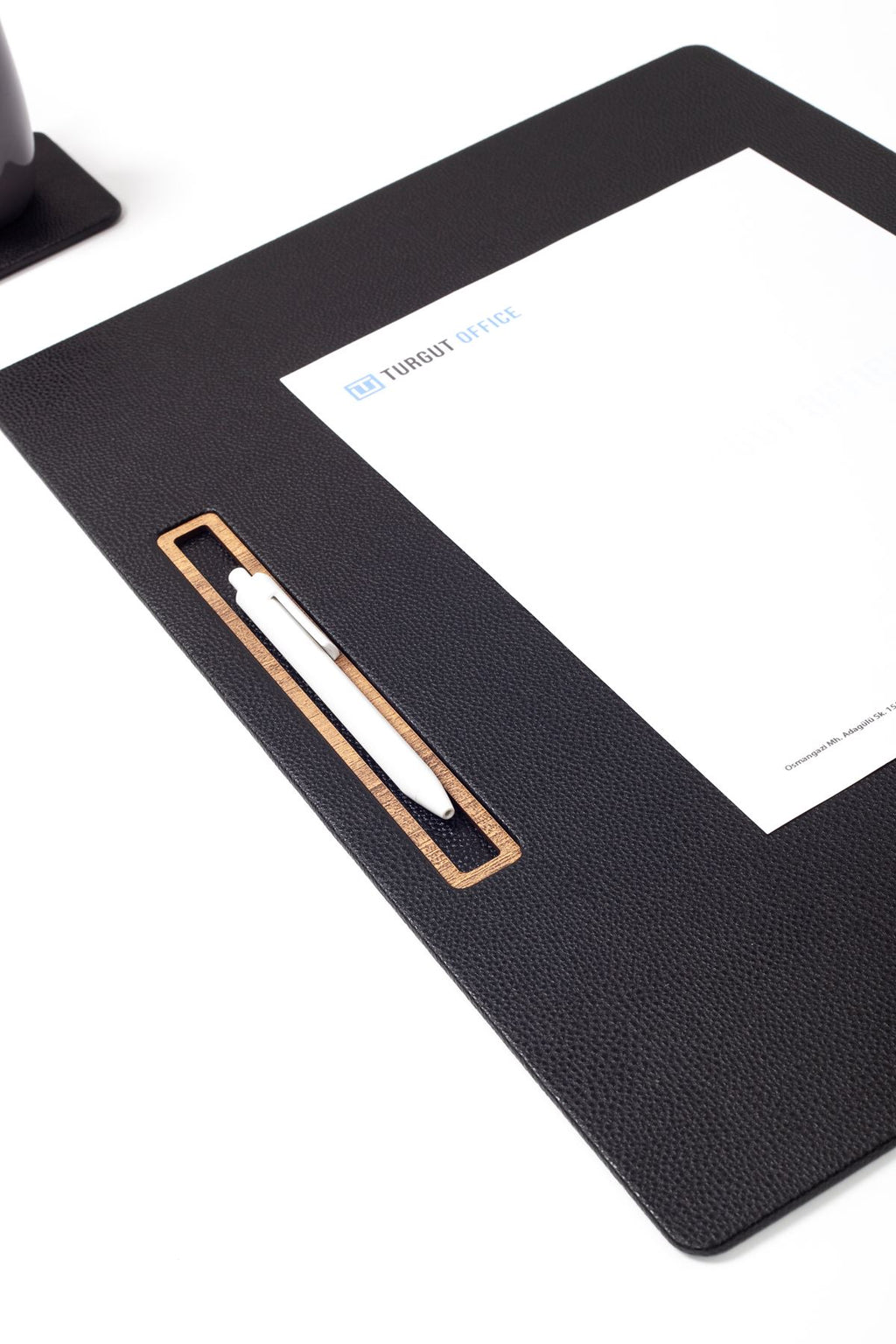 مكتب اجتماعات من الجلد أسود، تصميم خشبي أفقي مفصل، مقاس 49 × 34 سم.