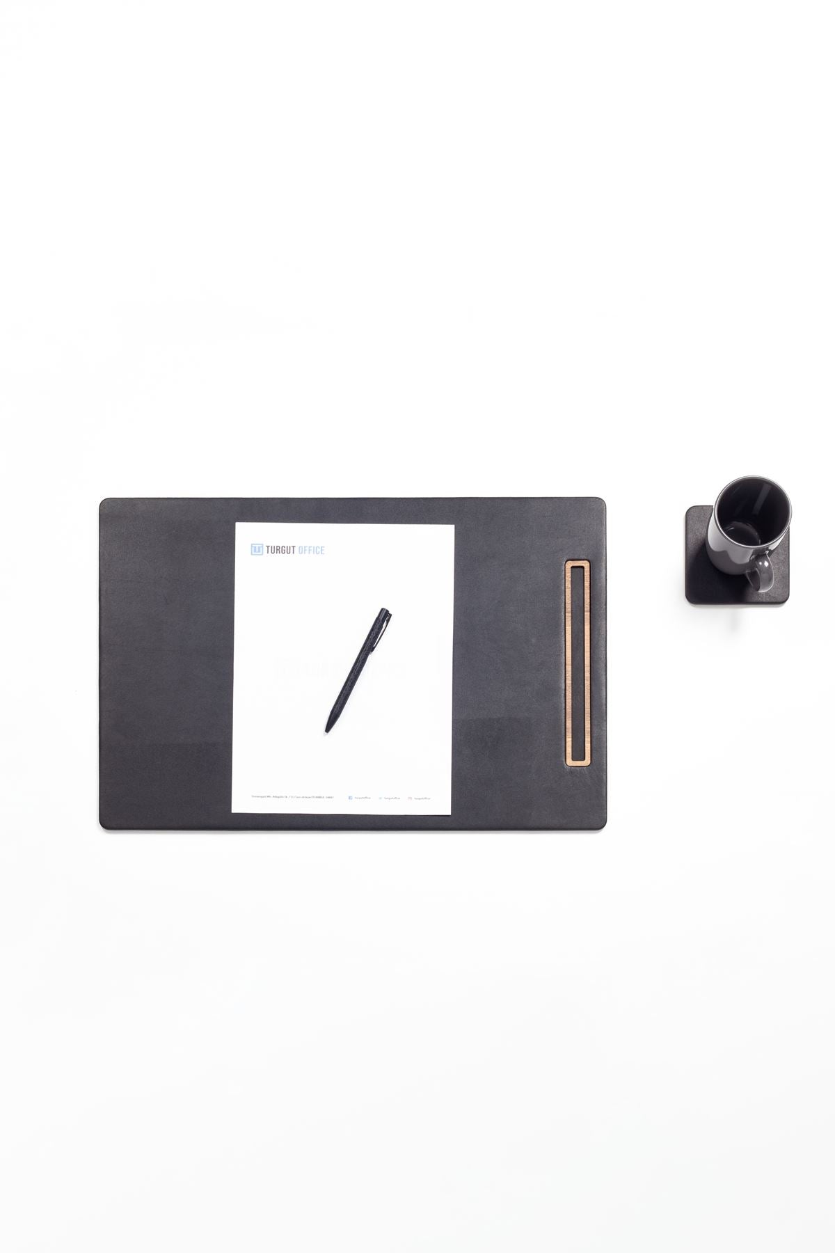 مكتب اجتماعات من الجلد الأسود مع تفاصيل خشبية رأسية، مقاس 49 × 34 سم.