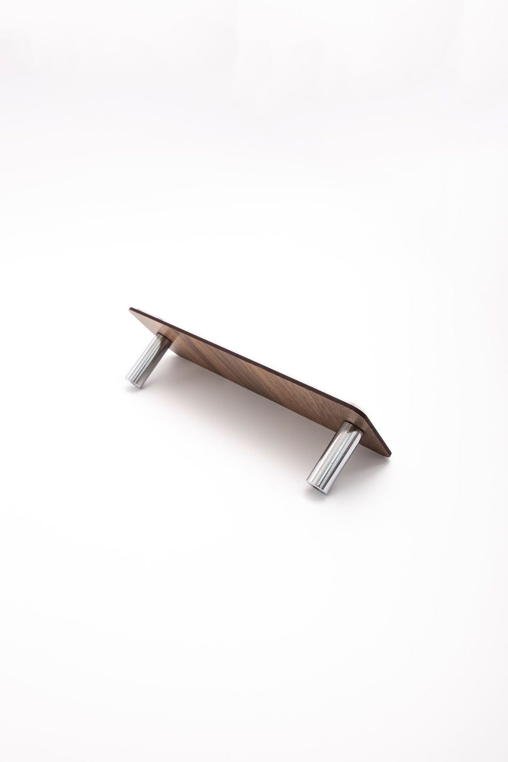 حامل اسم خشبي للمكتب، نقش ليزري كروم مفصل.