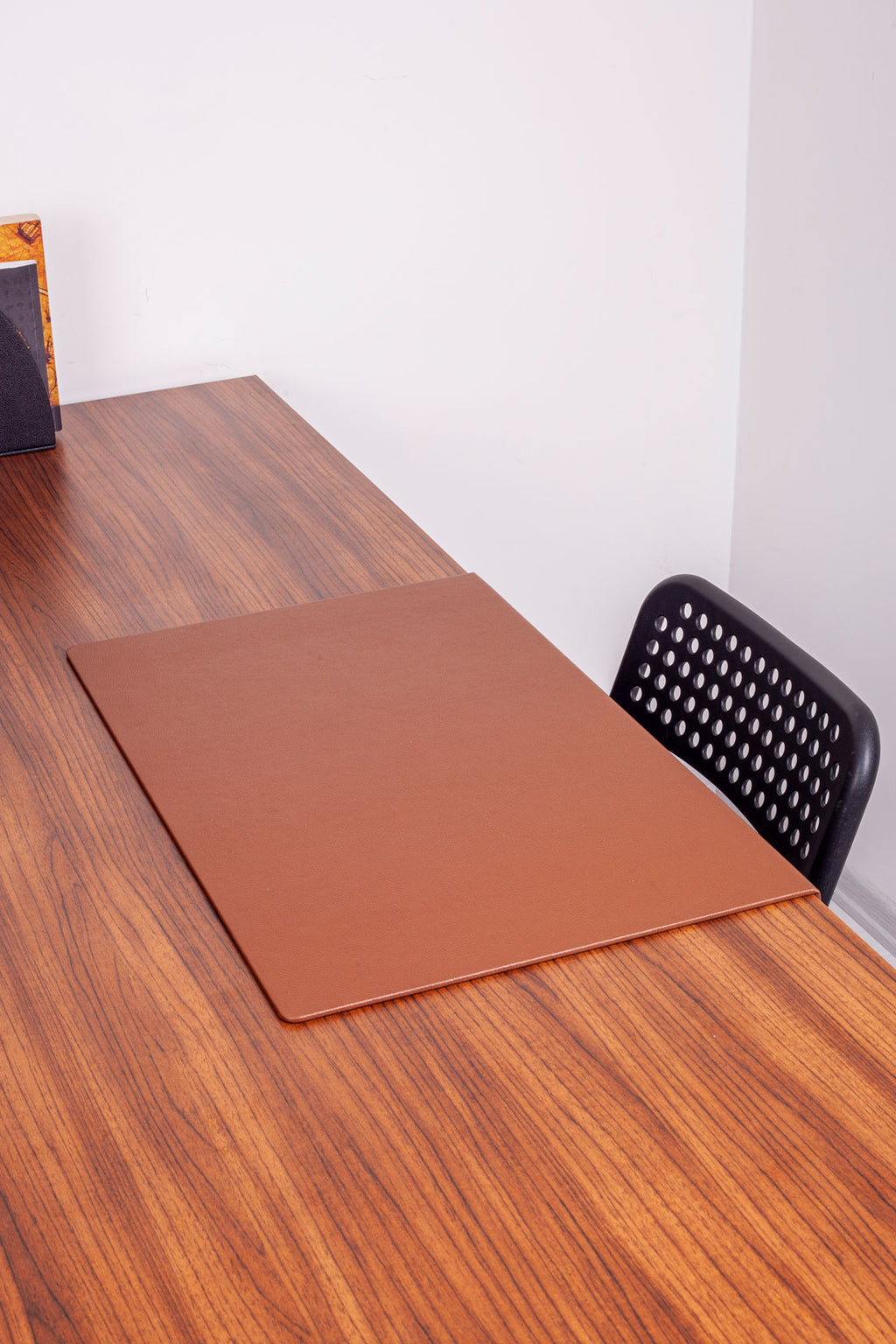 حصيرة مكتب جلدية مع حافة حماية بلون بني فاتح 60 × 40 سم