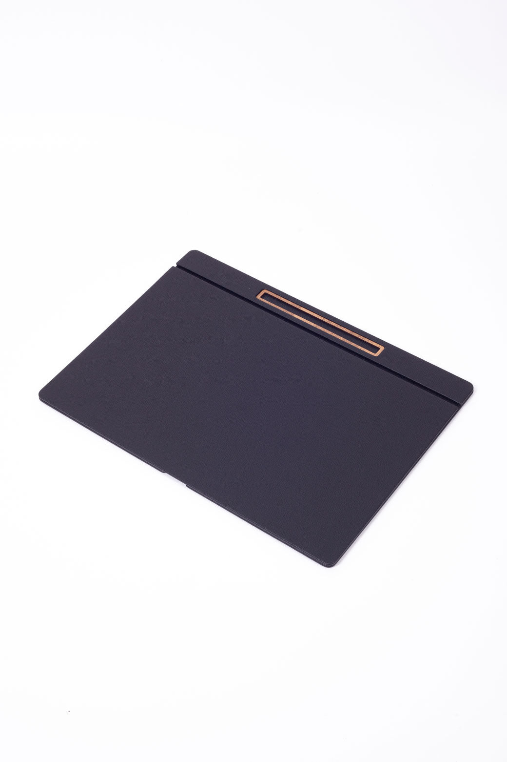 مكتب مغطى بالجلد، تفاصيل خشبية سوداء، مقاس 50 × 35 سم.