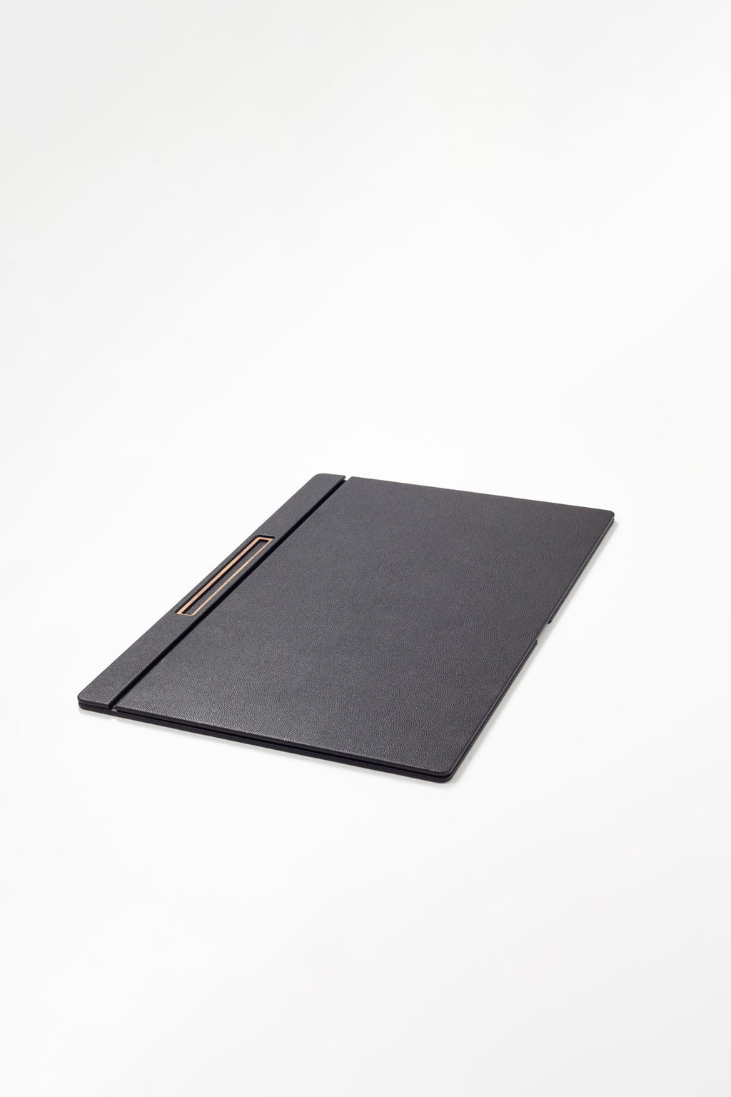 مكتب مغطى بالجلد، تفاصيل خشبية سوداء، مقاس 60 × 40 سم.