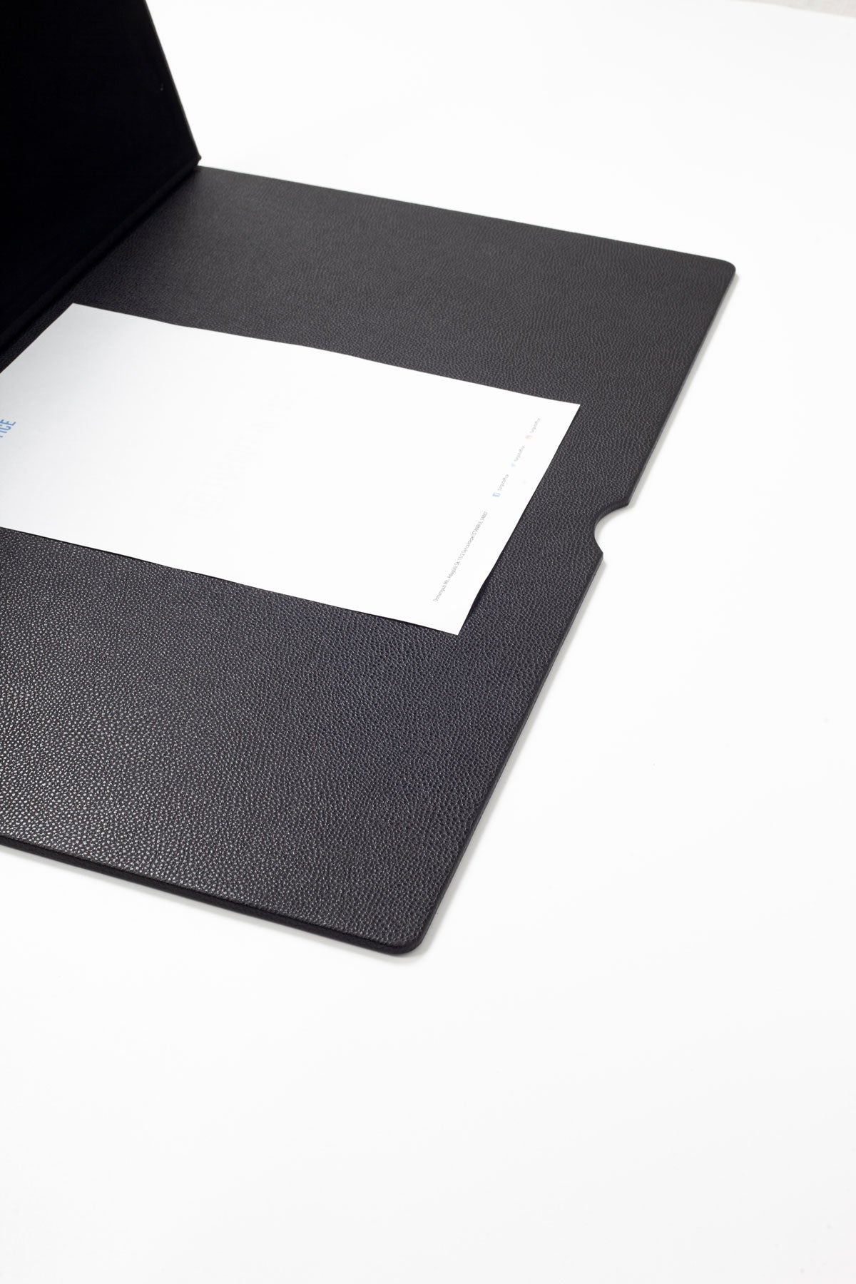 مكتب مغطى بالجلد، تفاصيل خشبية سوداء، مقاس 60 × 40 سم.