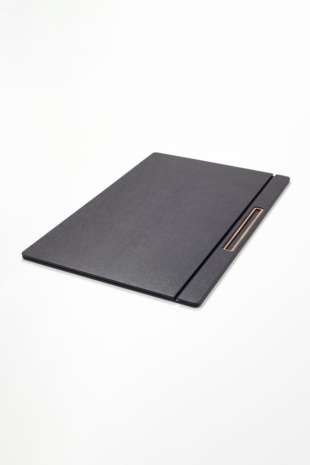 مكتب مغطى بالجلد، تفاصيل خشبية سوداء، مقاس 60 × 40 سم.