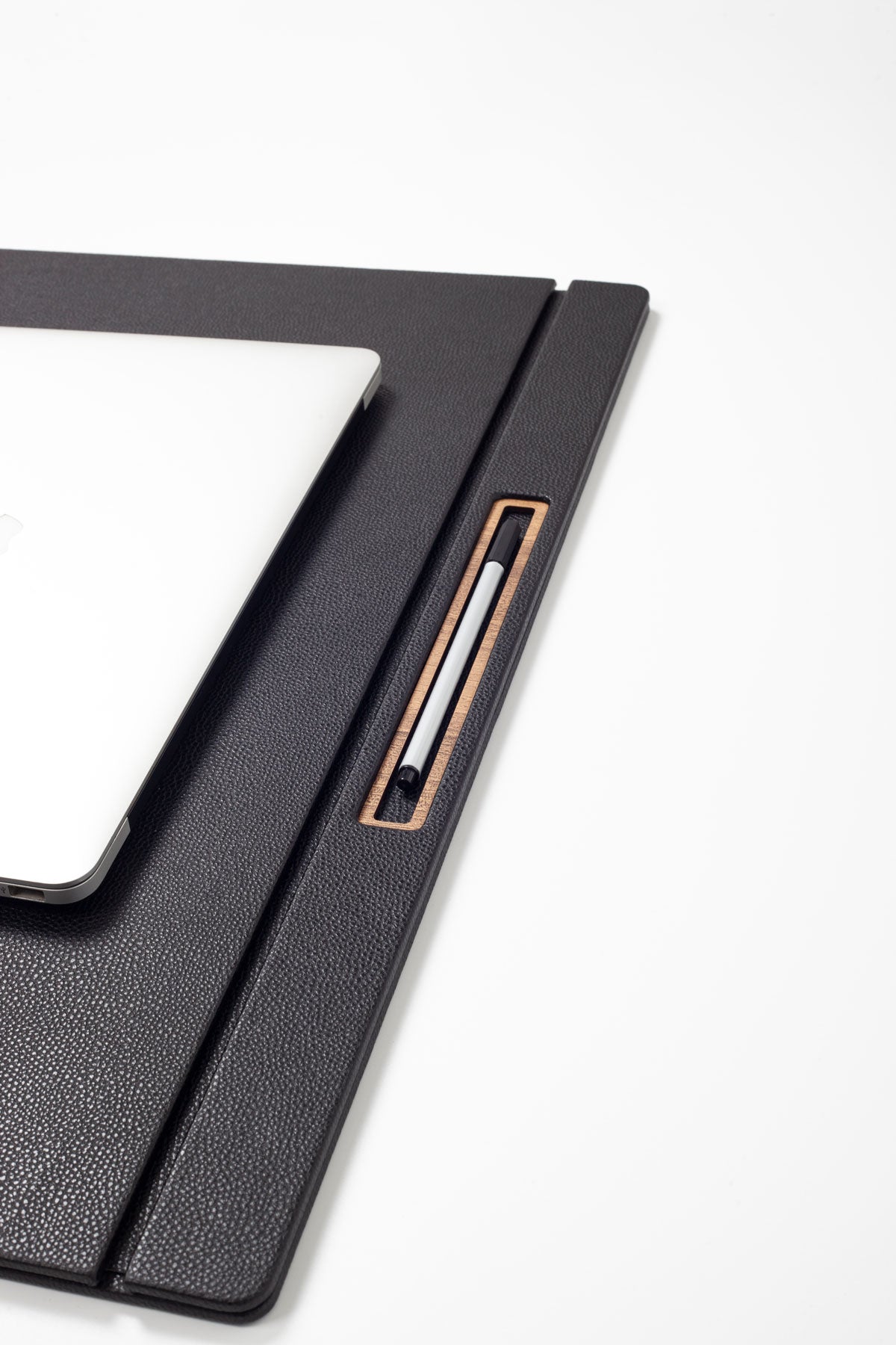 مكتب مغطى بالجلد، تفاصيل خشبية سوداء، مقاس 60 × 40 سم.