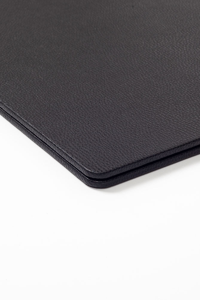 مكتب مغطى بالجلد، تفاصيل خشبية سوداء، مقاس 60 × 40 سم.