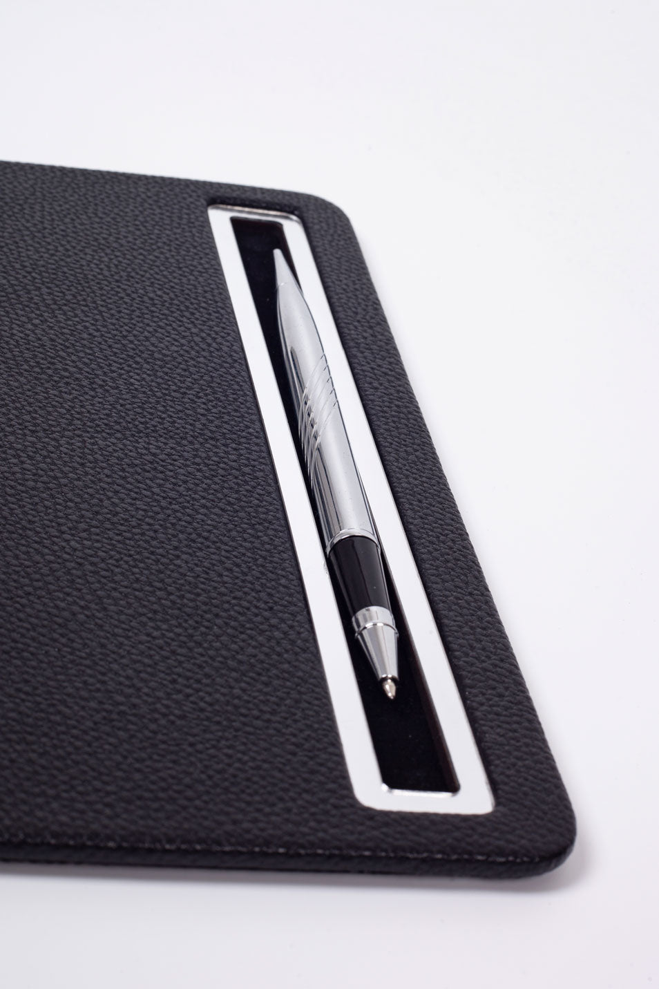 وسادة ماوس جلدية سوداء مزينة بالكروم