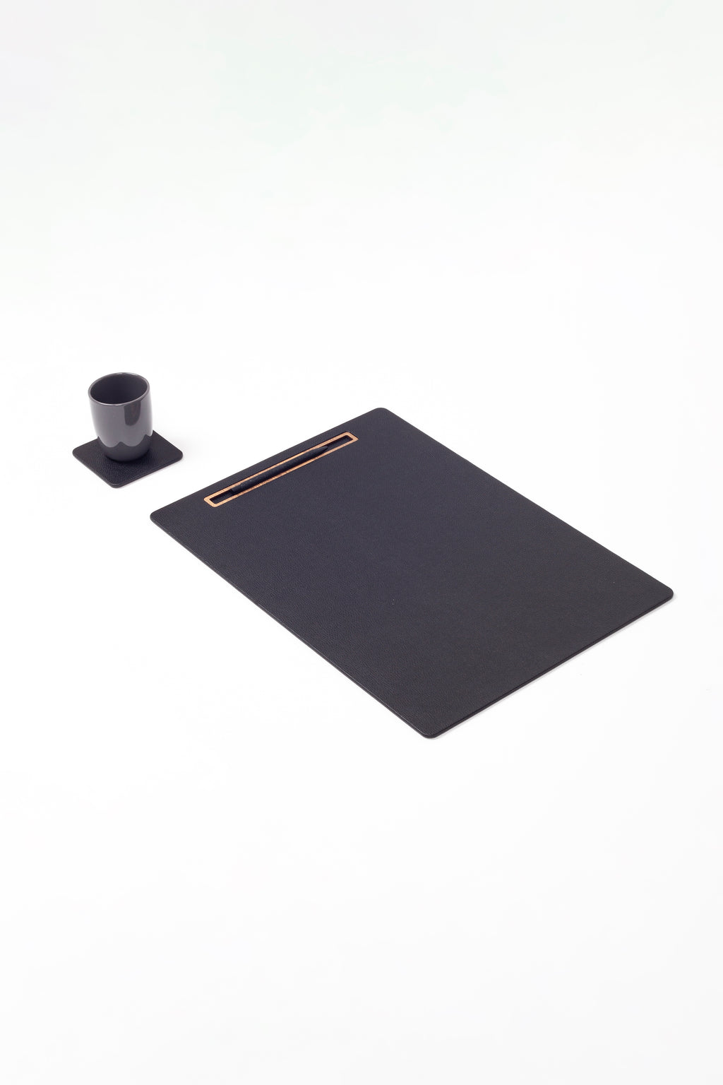 مكتب اجتماعات من الجلد الأسود مع تفاصيل خشبية رأسية، مقاس 49 × 34 سم.