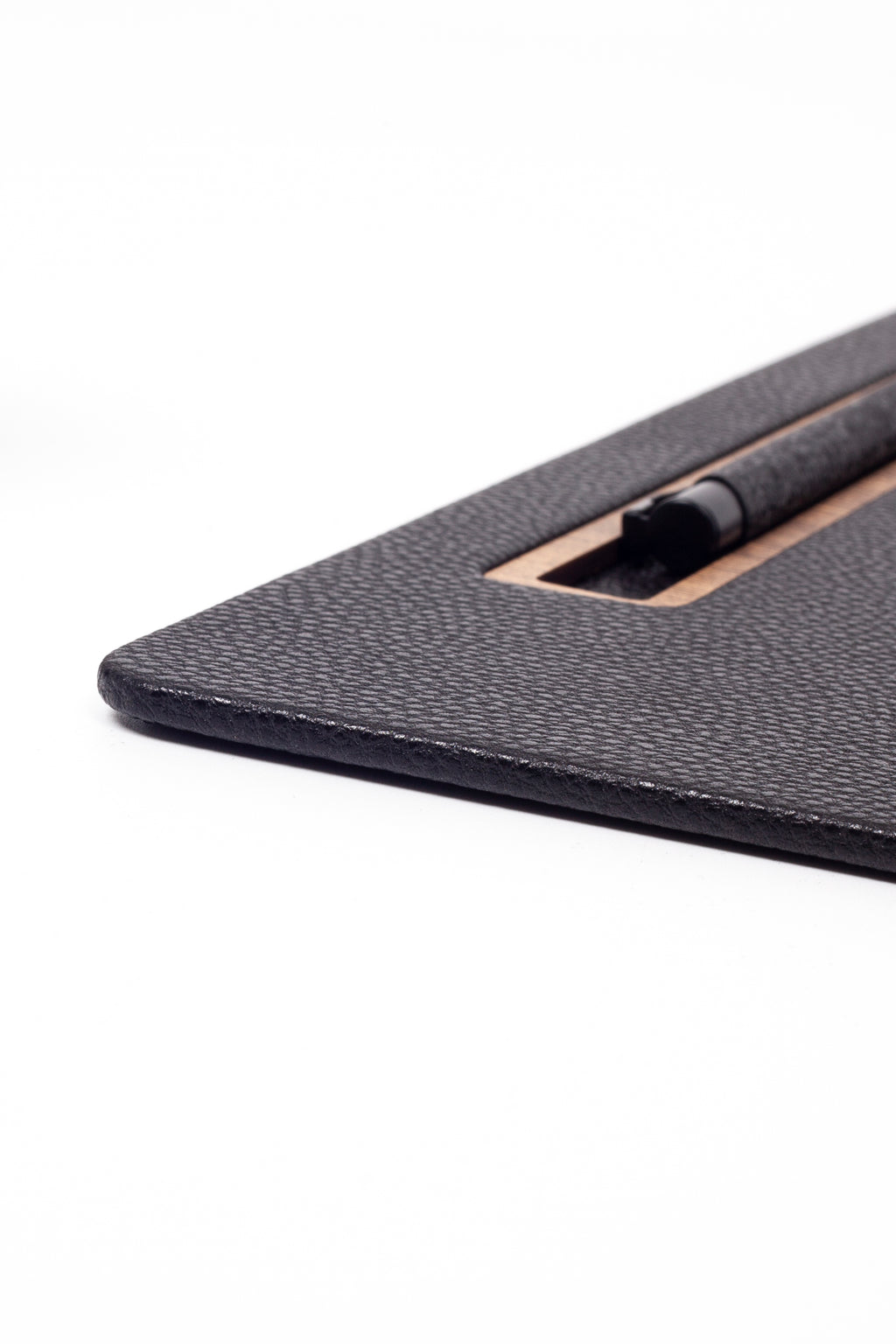 مكتب اجتماعات من الجلد الأسود مع تفاصيل خشبية رأسية، مقاس 49 × 34 سم.