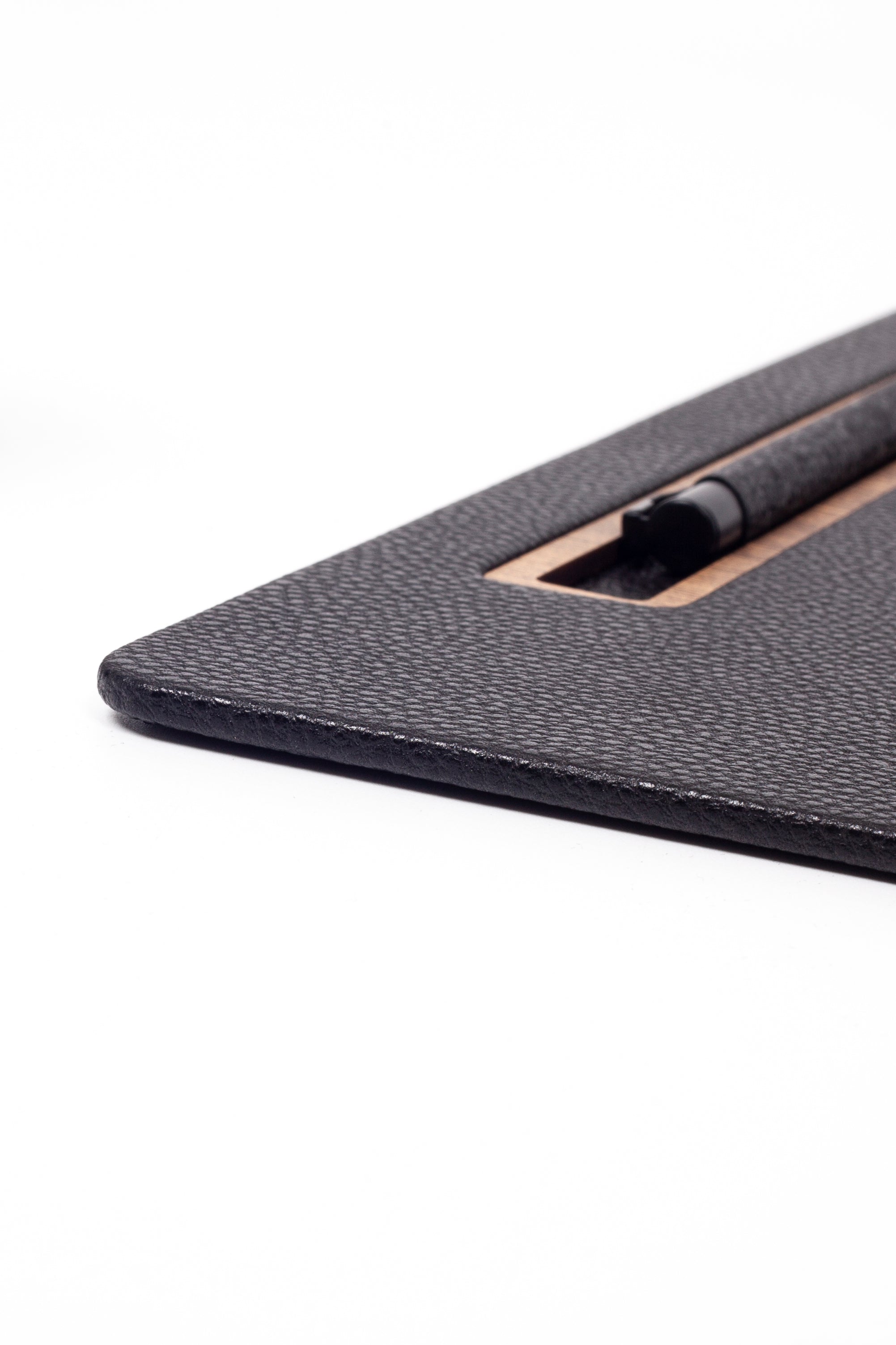 مكتب اجتماعات من الجلد الأسود مع تفاصيل خشبية رأسية، مقاس 49 × 34 سم.