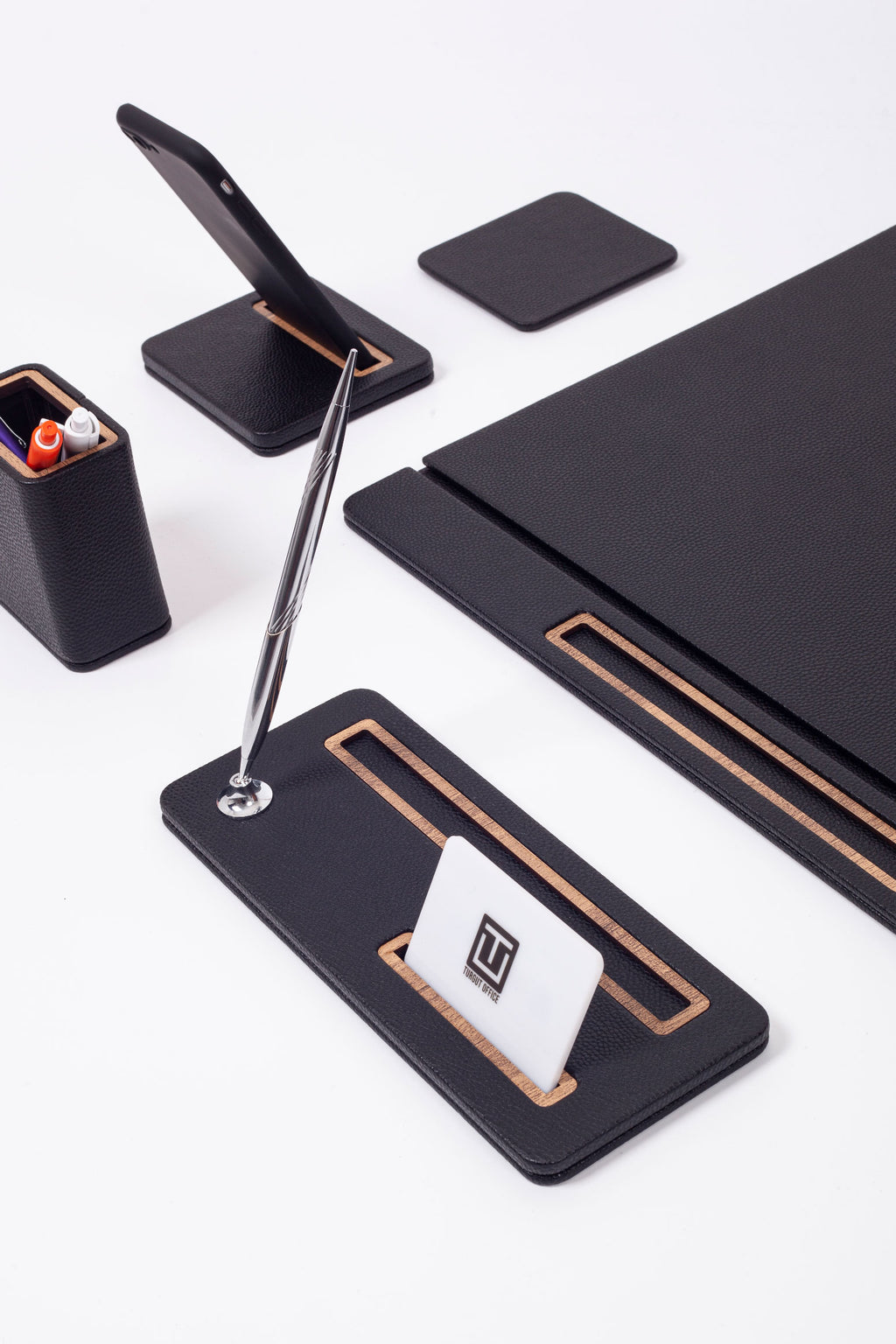 طقم مكتب بورتو الجلدي المكون من 6 قطع، طراز مغطى.