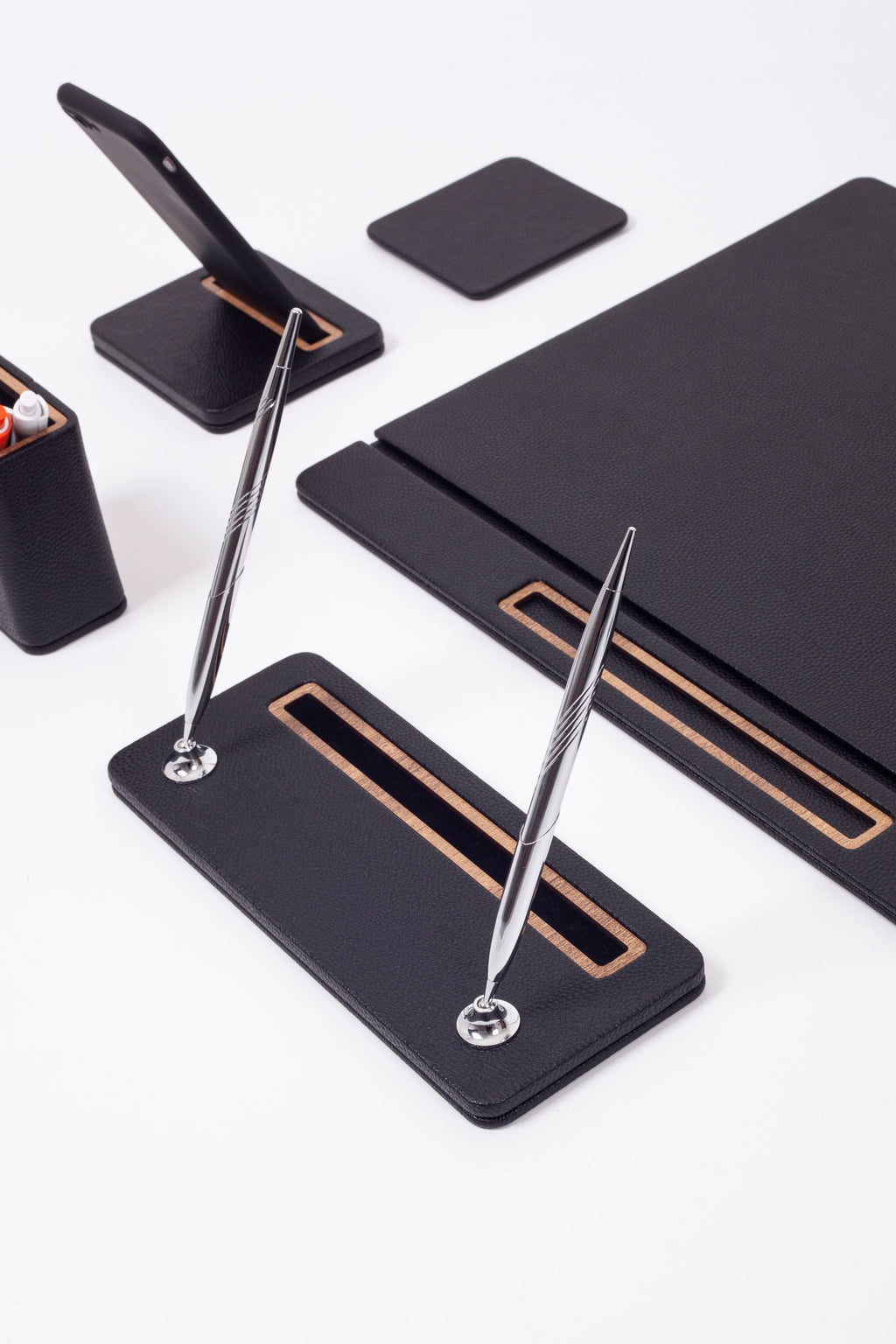 طقم مكتب بيرّا الجلدي، 6 قطع، طراز مغطى.