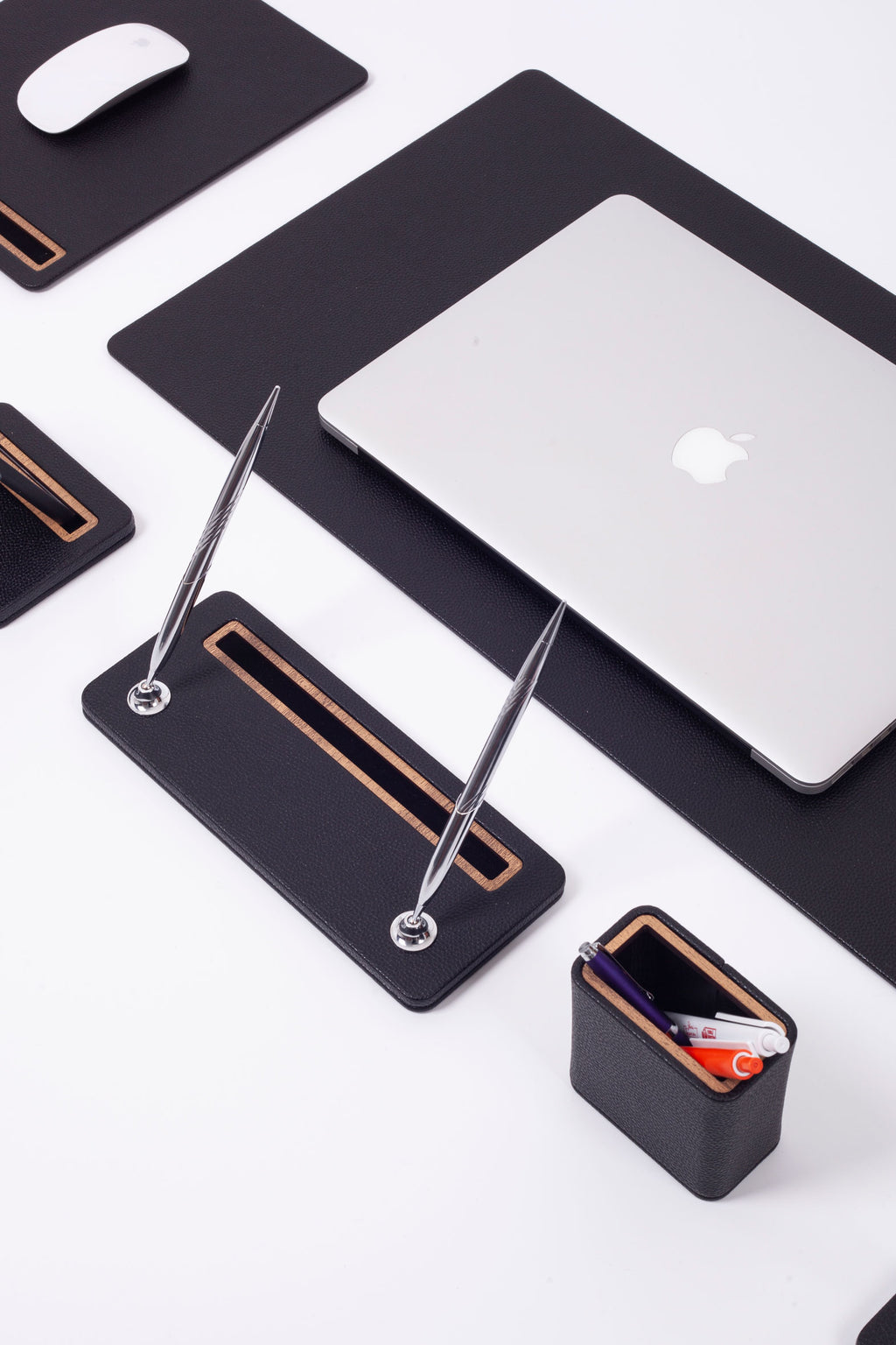 طقم مكتب جلد بيرّا، 8 قطع