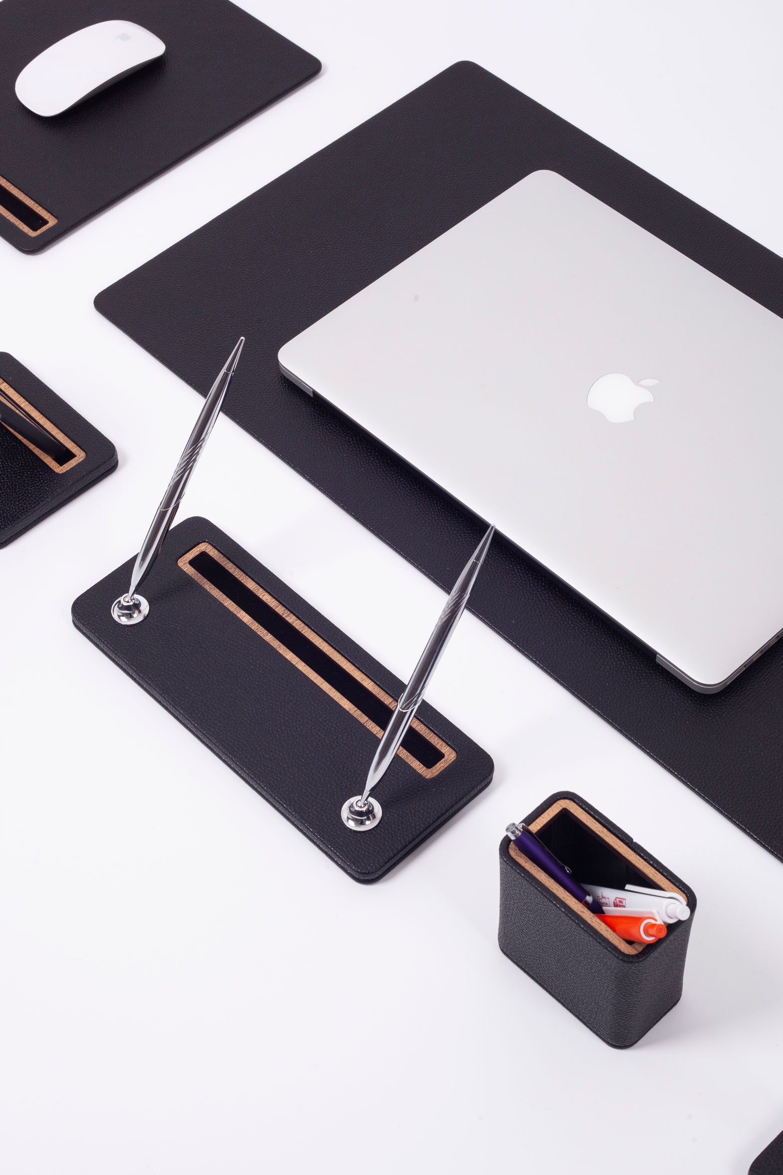 طقم مكتب جلد بيرّا، 8 قطع