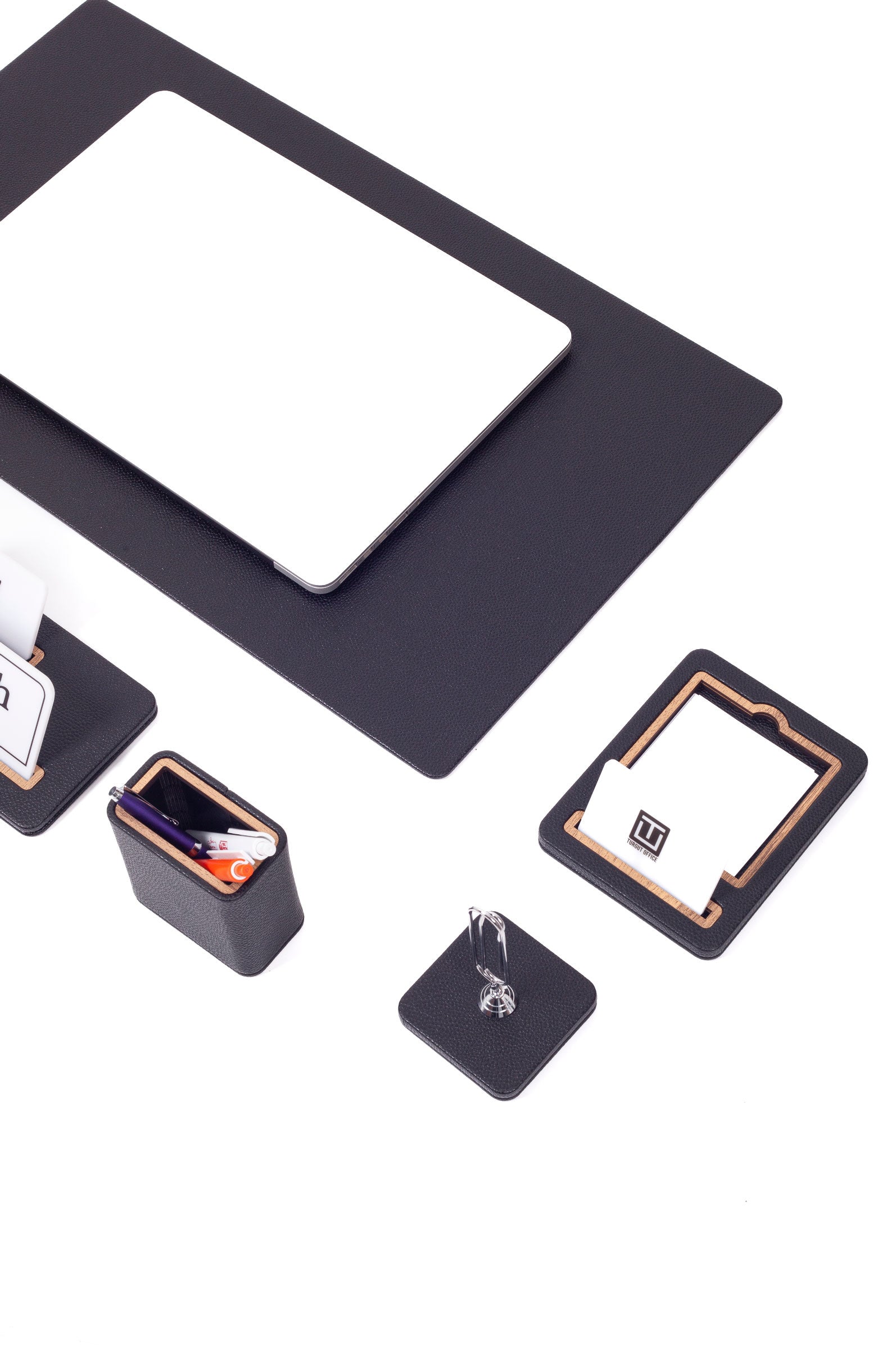 طقم مكتب كافالي الجلدي، 8 قطع، مكتب مع لوحة اسم.