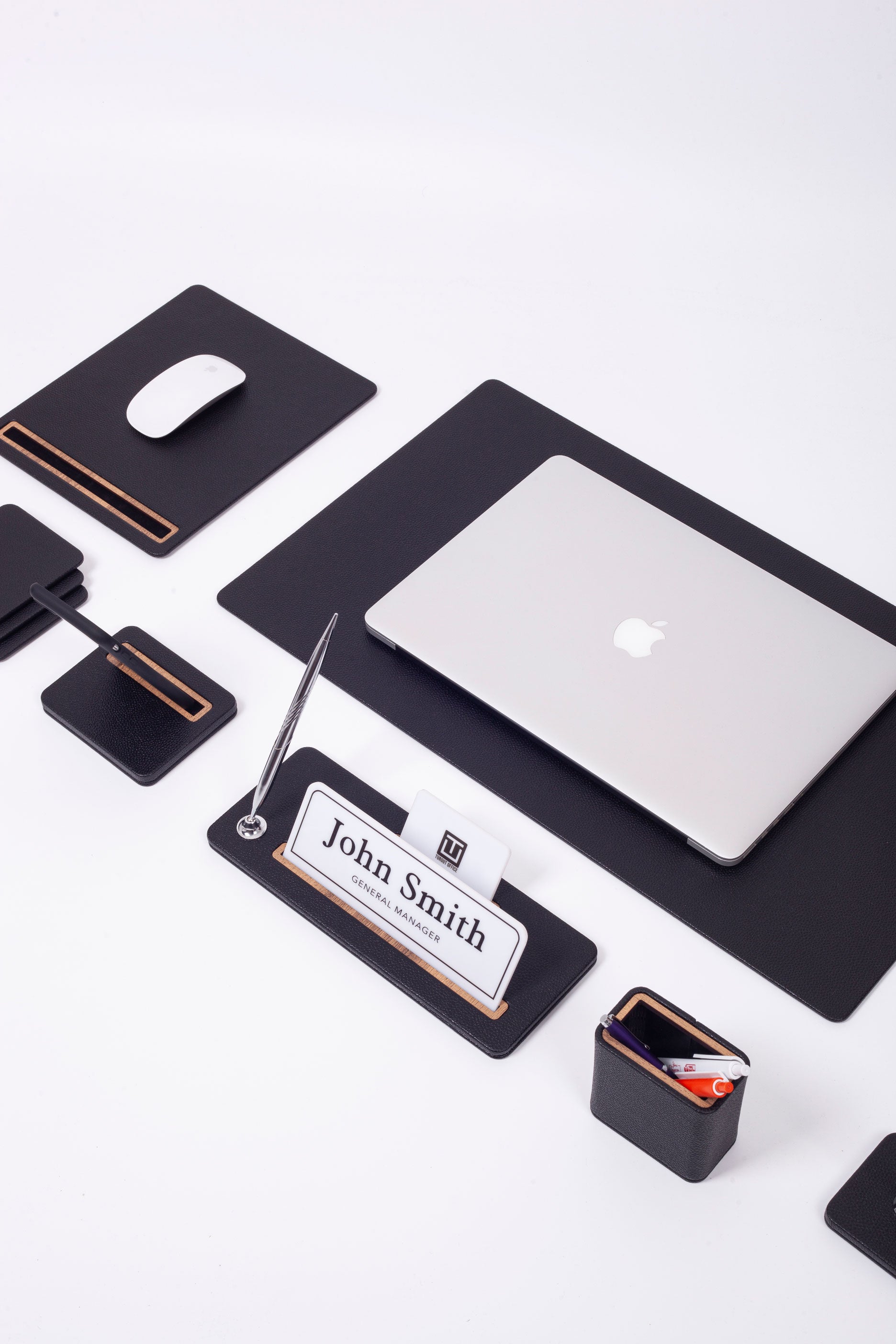 طقم مكتب كافالي الجلدي، 8 قطع، مكتب مع لوحة اسم.