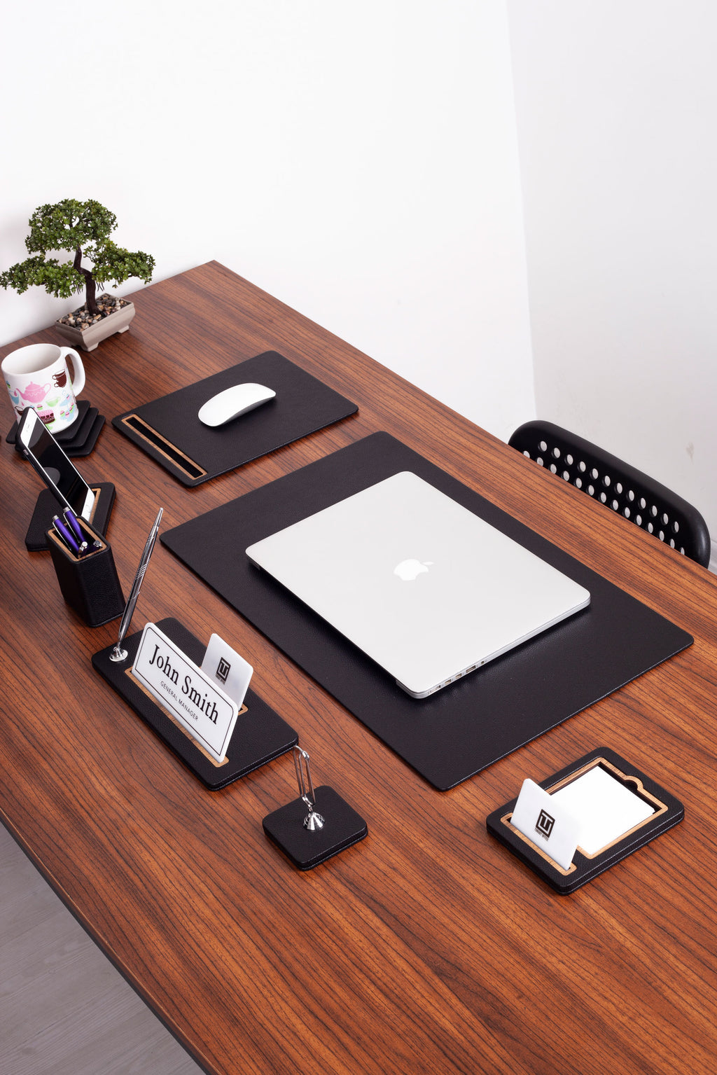 طقم مكتب كافالي الجلدي، 8 قطع، مكتب مع لوحة اسم.