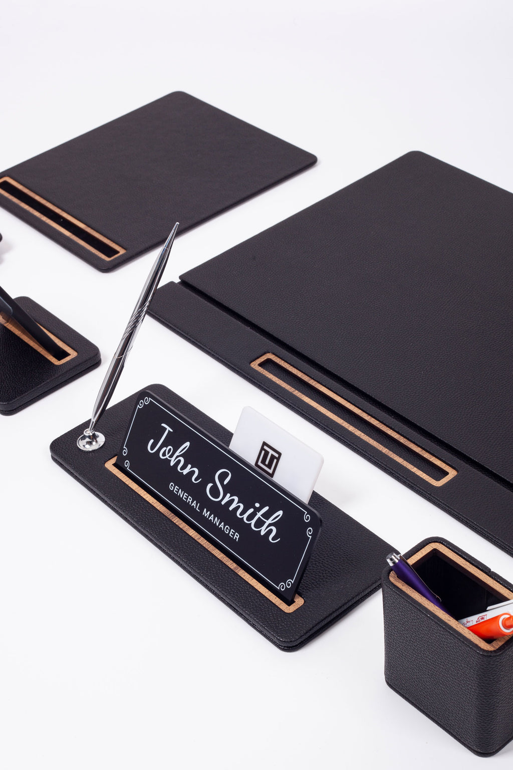 طقم مكتب من الجلد من كافالي، 8 قطع، طراز غلاف.