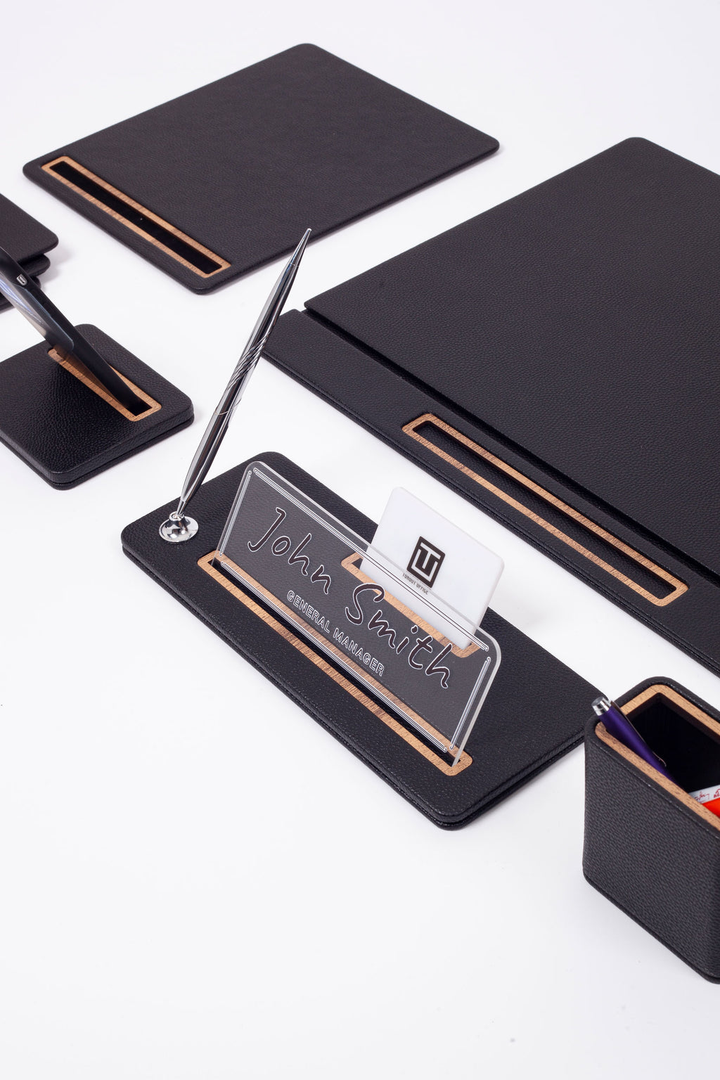 طقم مكتب من الجلد من كافالي، 8 قطع، طراز غلاف.