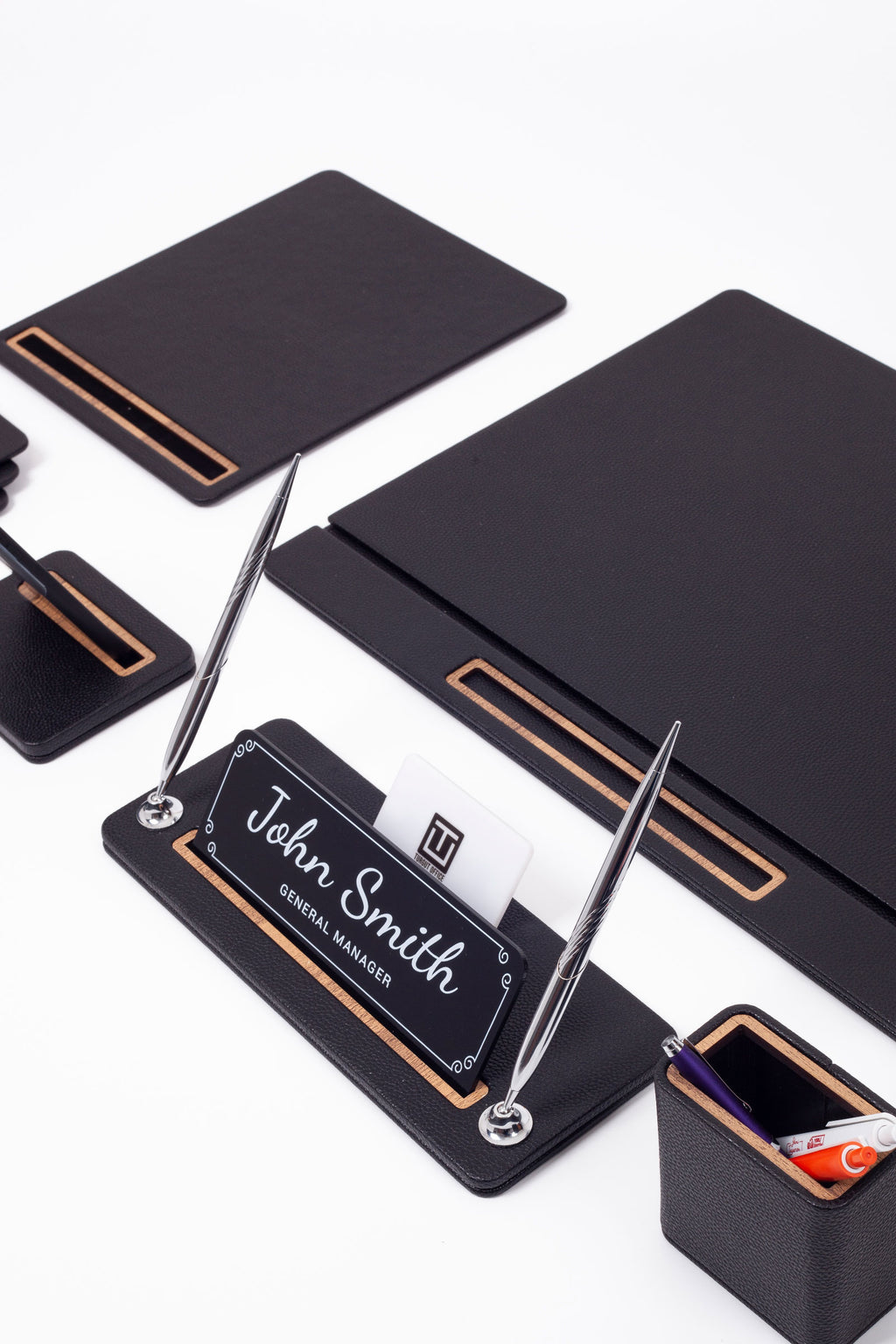 طقم مكتب كابريلا الجلدي المكون من 8 قطع، طراز مغطى.