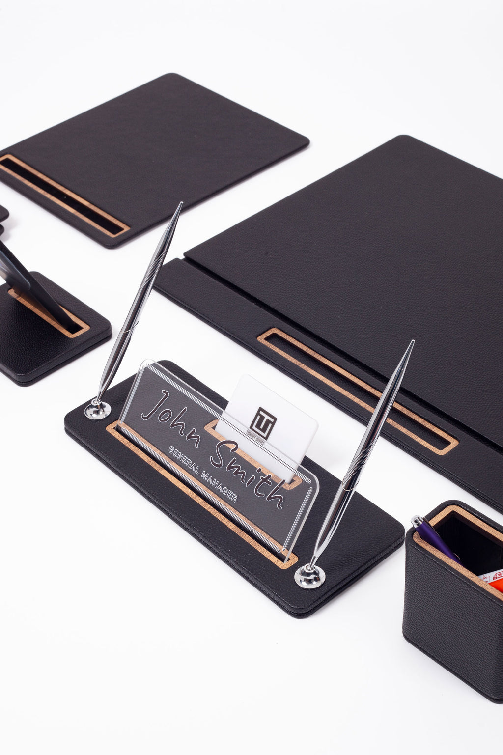 طقم مكتب كابريلا الجلدي المكون من 8 قطع، طراز مغطى.