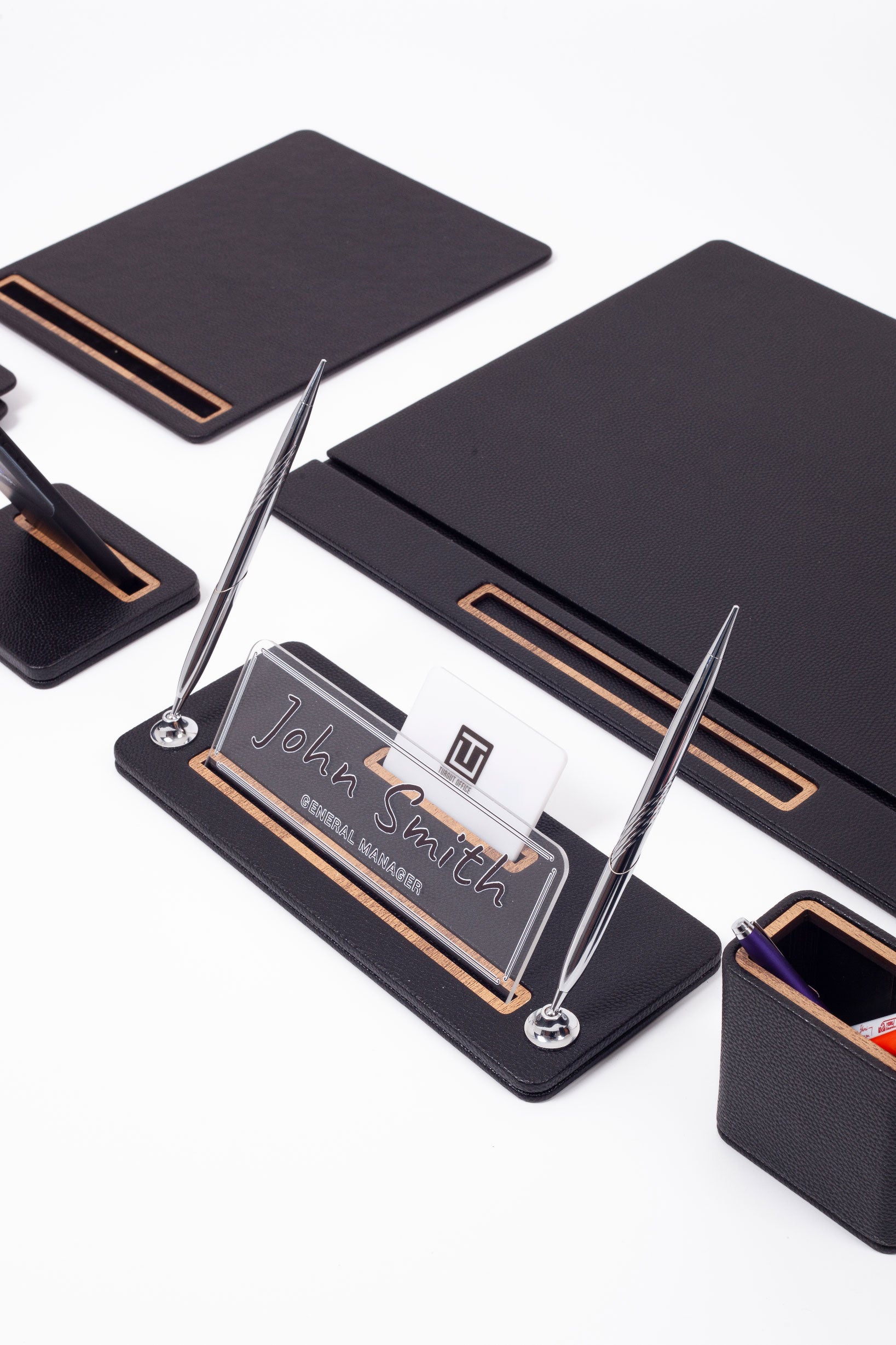 طقم مكتب كابريلا الجلدي المكون من 8 قطع، طراز مغطى.