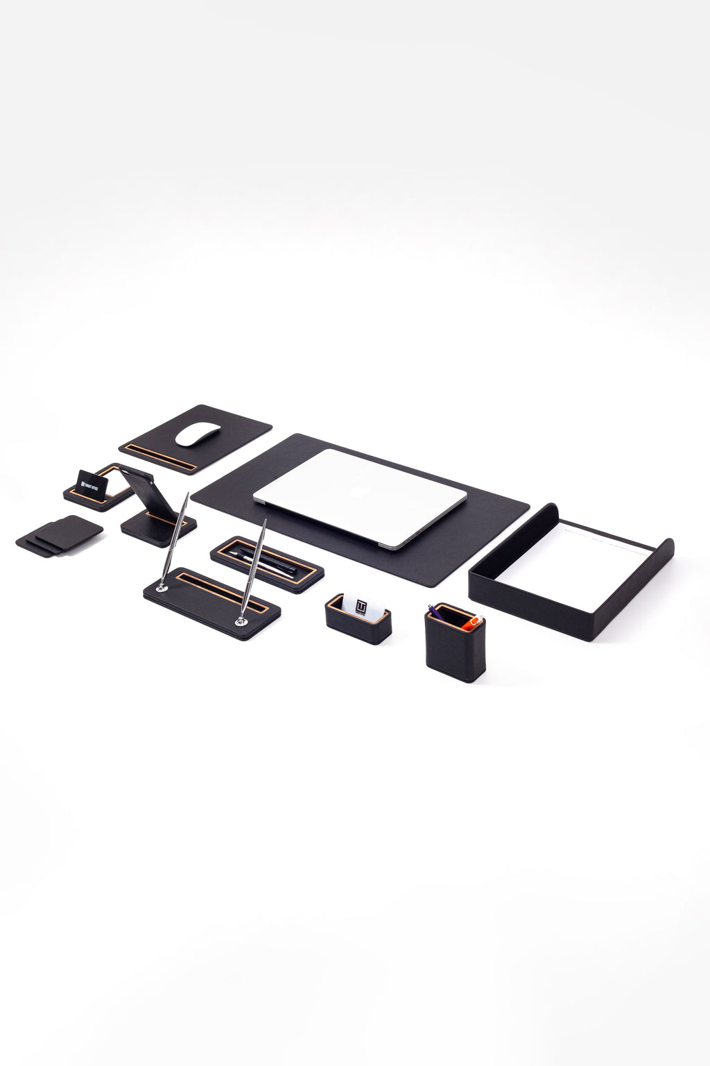 طقم مكتب من الجلد من Pera، 10 قطع، رف واحد للمستندات.