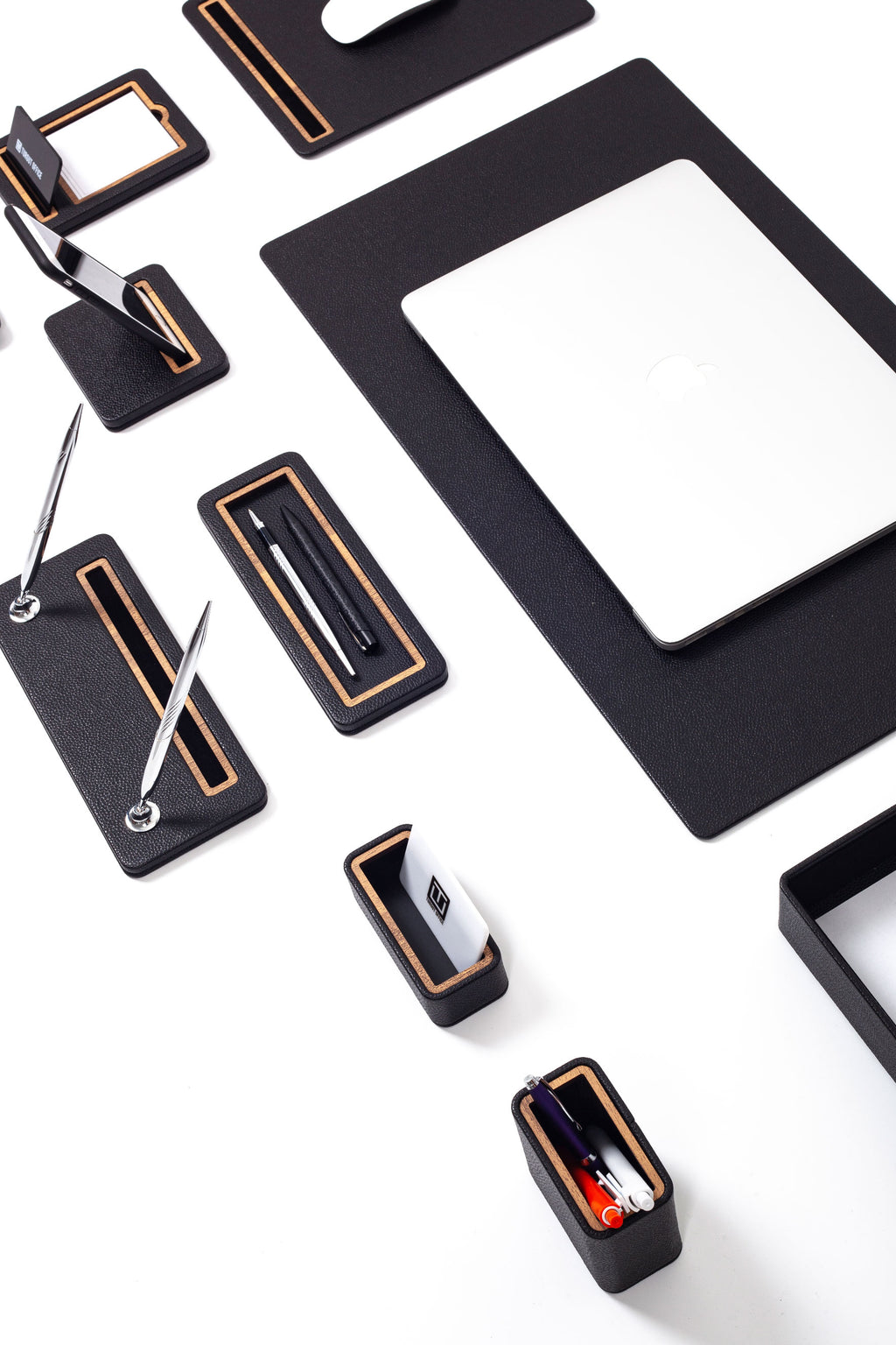 طقم مكتب من الجلد من Pera، 10 قطع، رف واحد للمستندات.