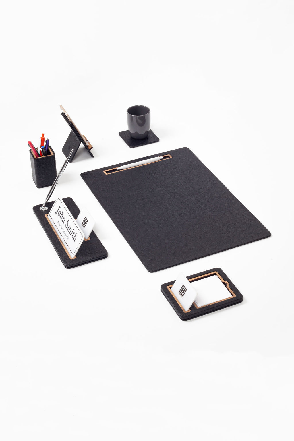 طقم مكتب من الجلد ذو الشرائح الرأسية من كافالي، أسود، 6 قطع.