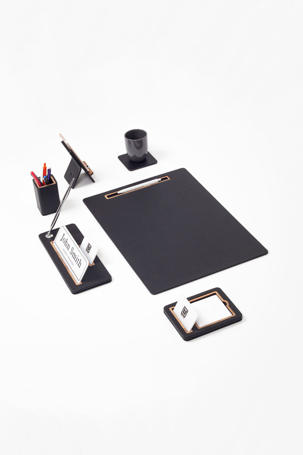 طقم مكتب من الجلد ذو الشرائح الرأسية من كافالي، أسود، 6 قطع.