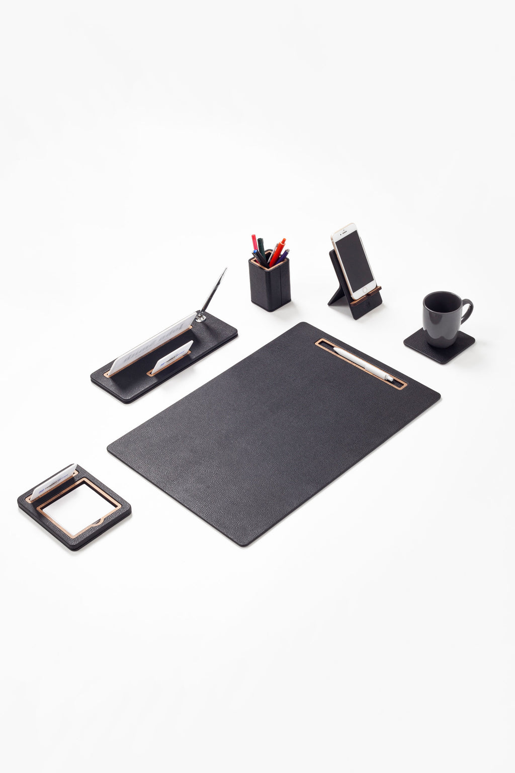 طقم مكتب من الجلد ذو الشرائح الرأسية من كافالي، أسود، 6 قطع.