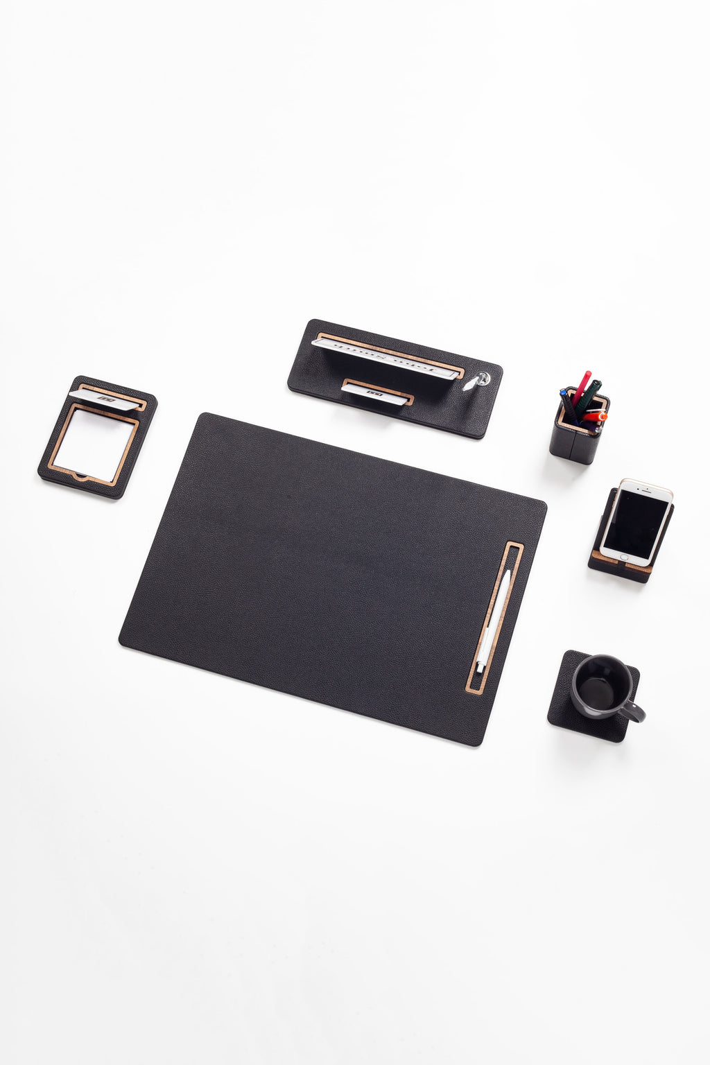 طقم مكتب من الجلد ذو الشرائح الرأسية من كافالي، أسود، 6 قطع.