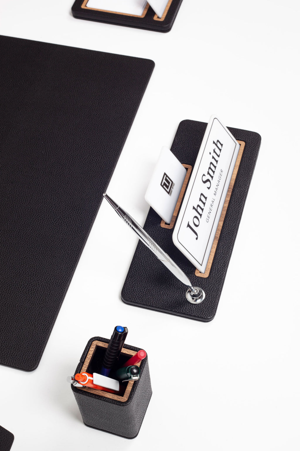 طقم مكتب من الجلد ذو الشرائح الرأسية من كافالي، أسود، 6 قطع.