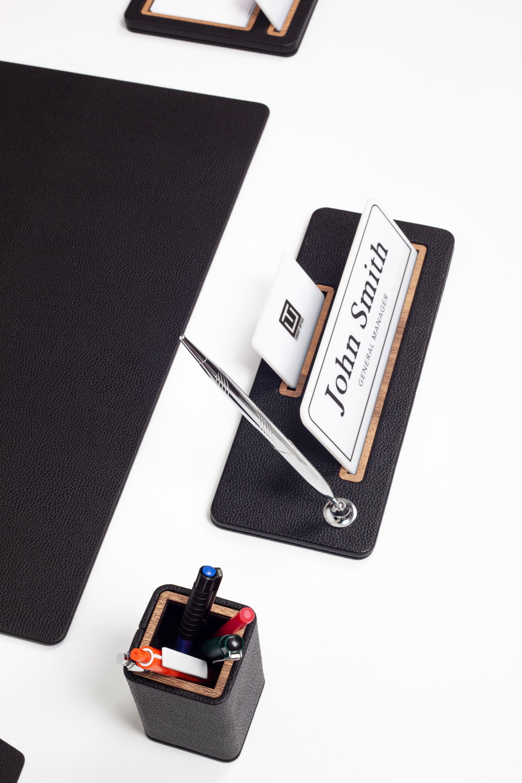 طقم مكتب من الجلد ذو الشرائح الرأسية من كافالي، أسود، 6 قطع.